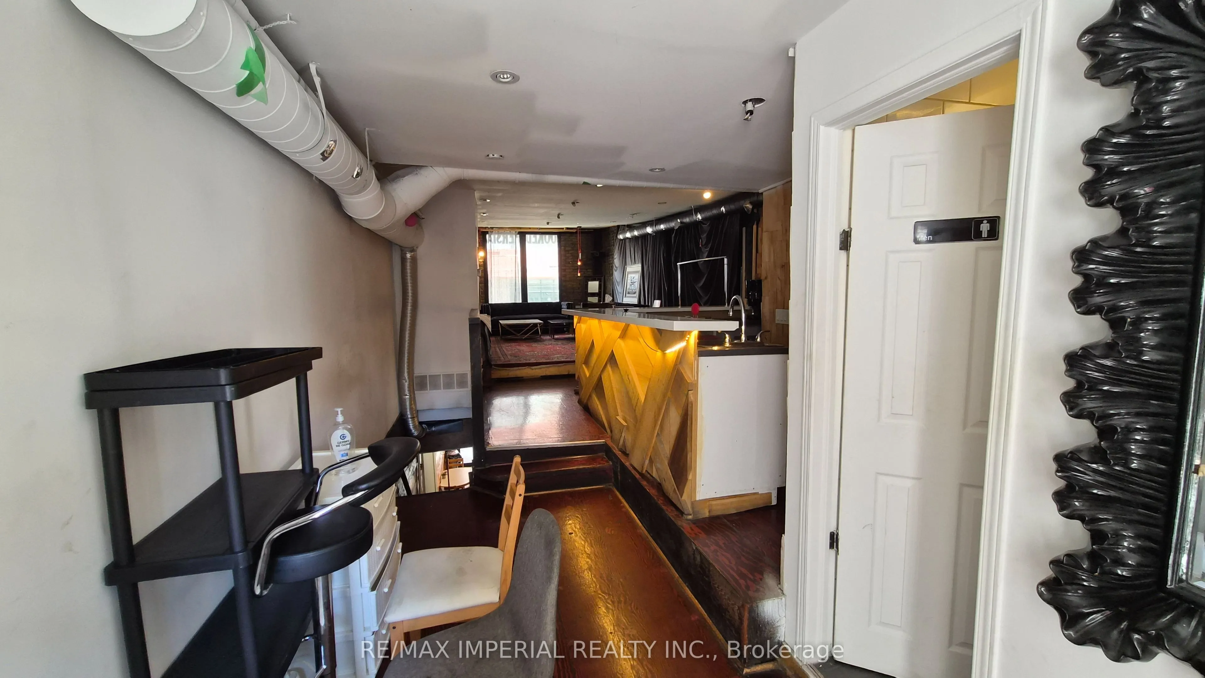 287 Dundas Street W
