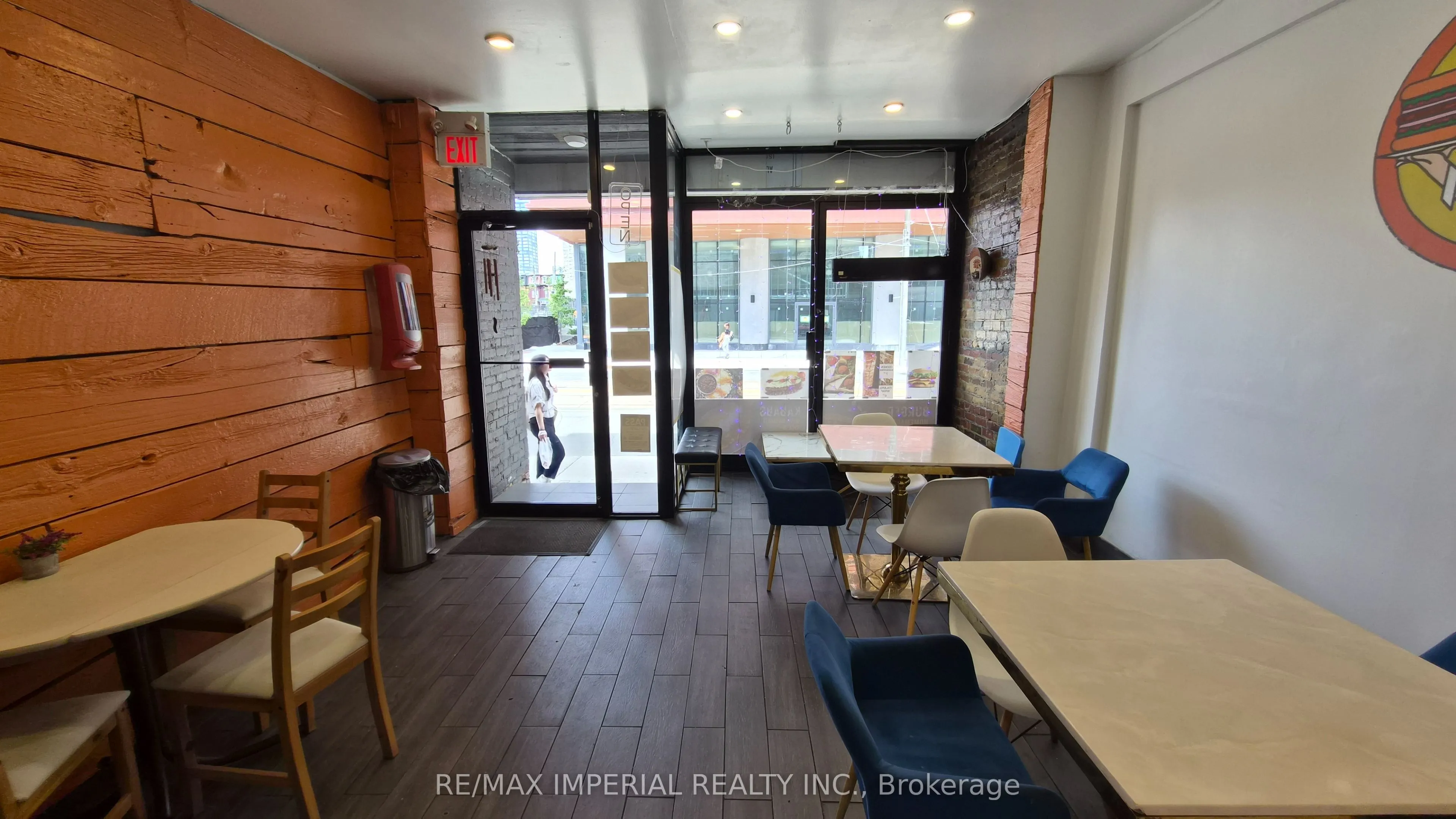 287 Dundas Street W