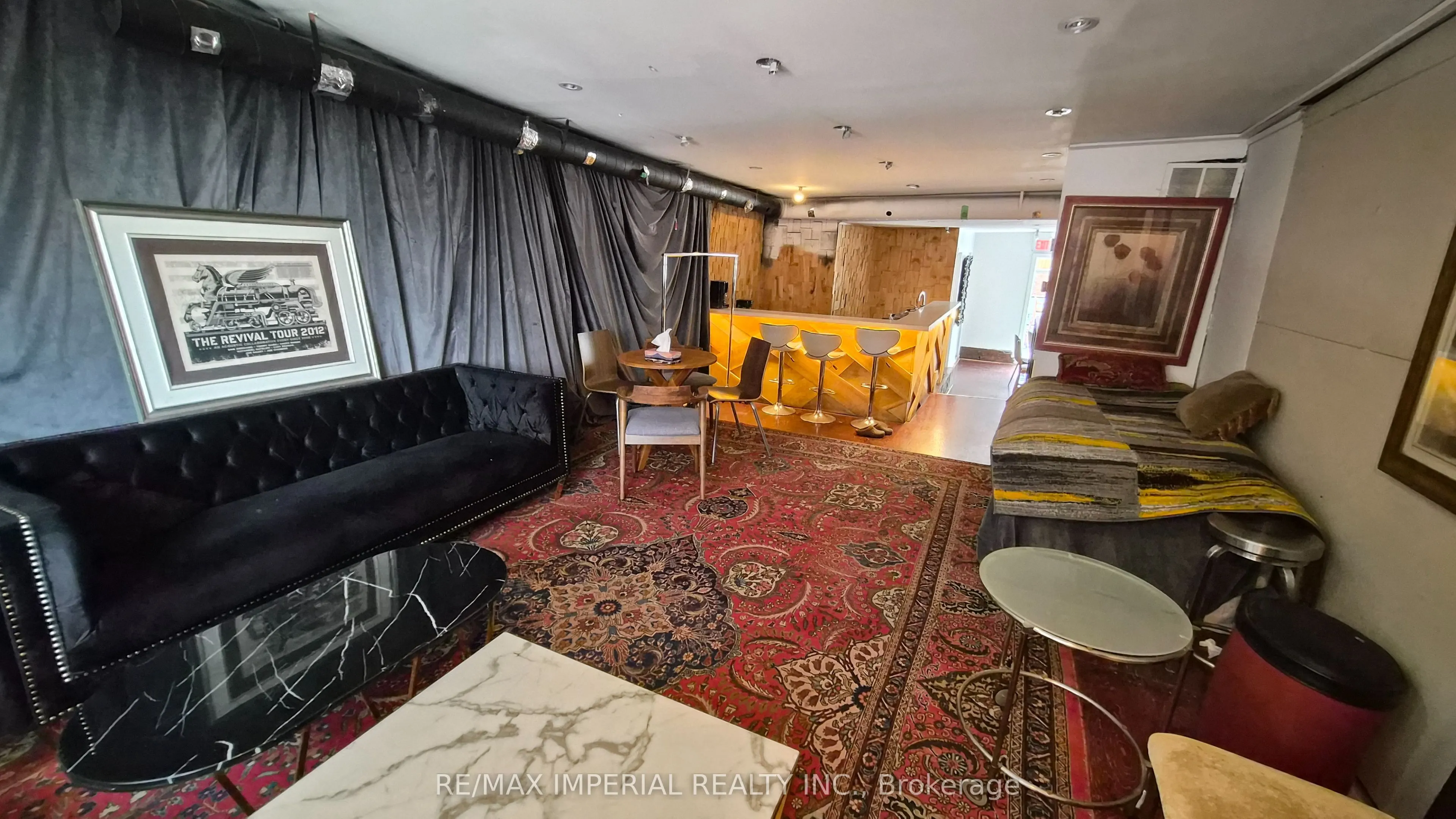 287 Dundas Street W