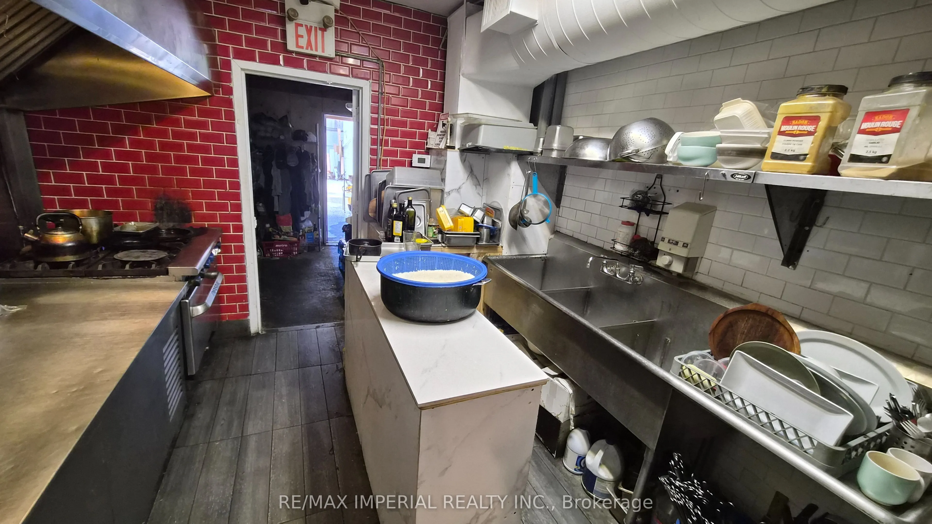287 Dundas Street W
