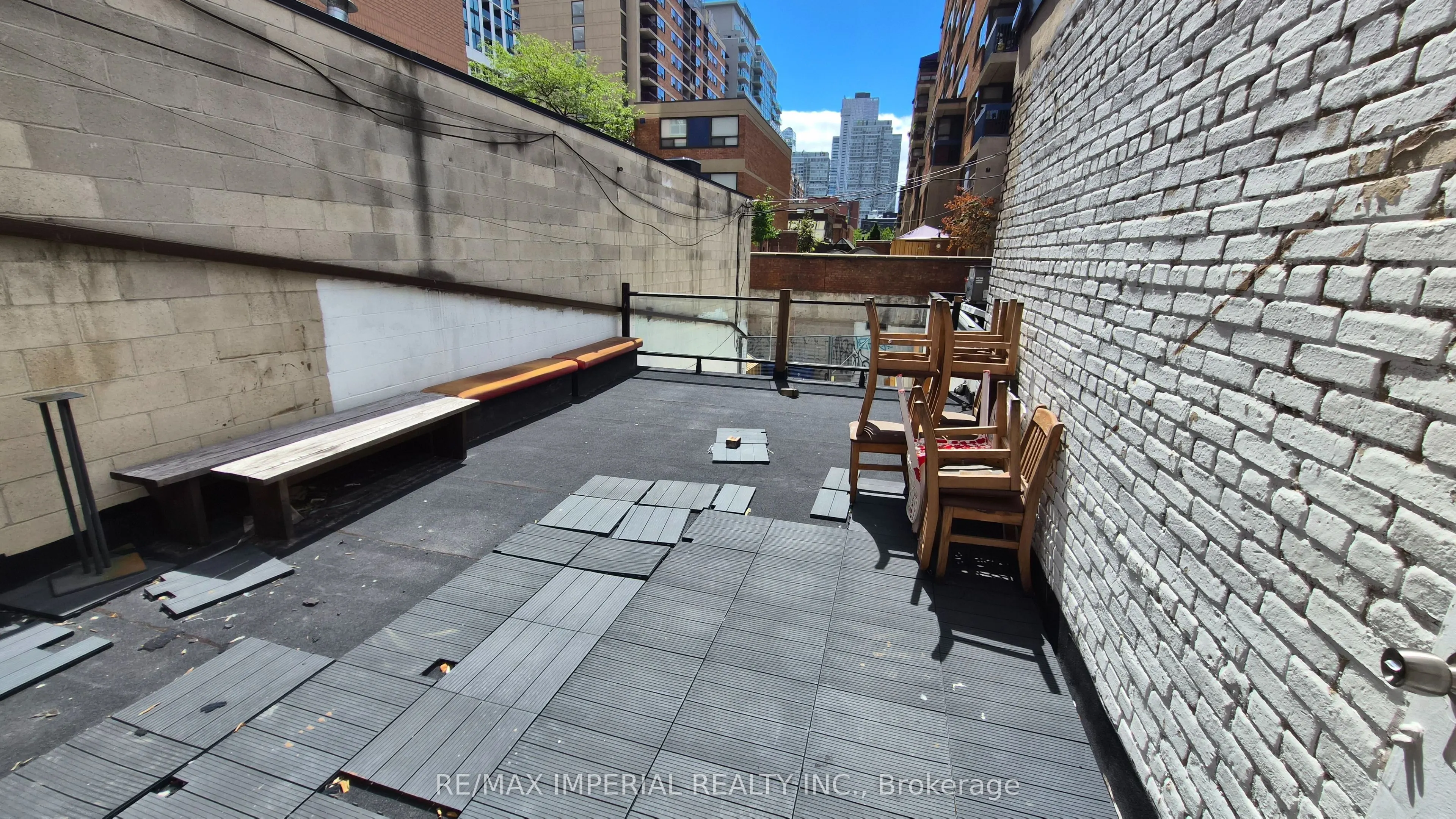 287 Dundas Street W