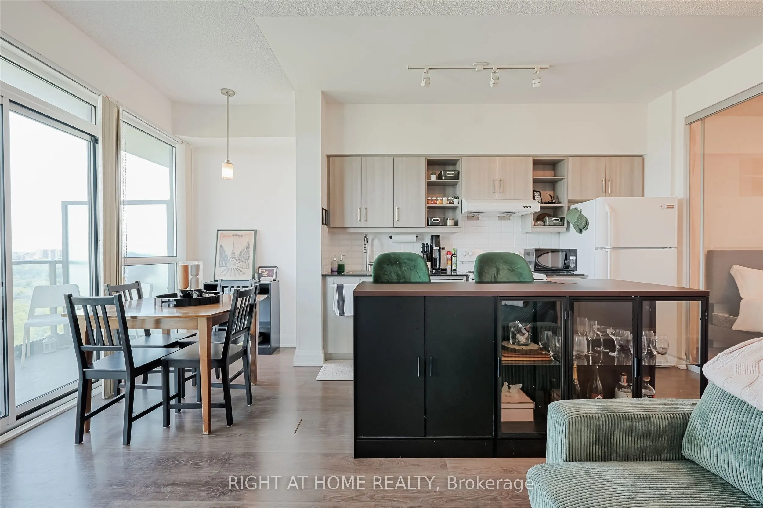 160 Vanderhoof Avenue, #1018