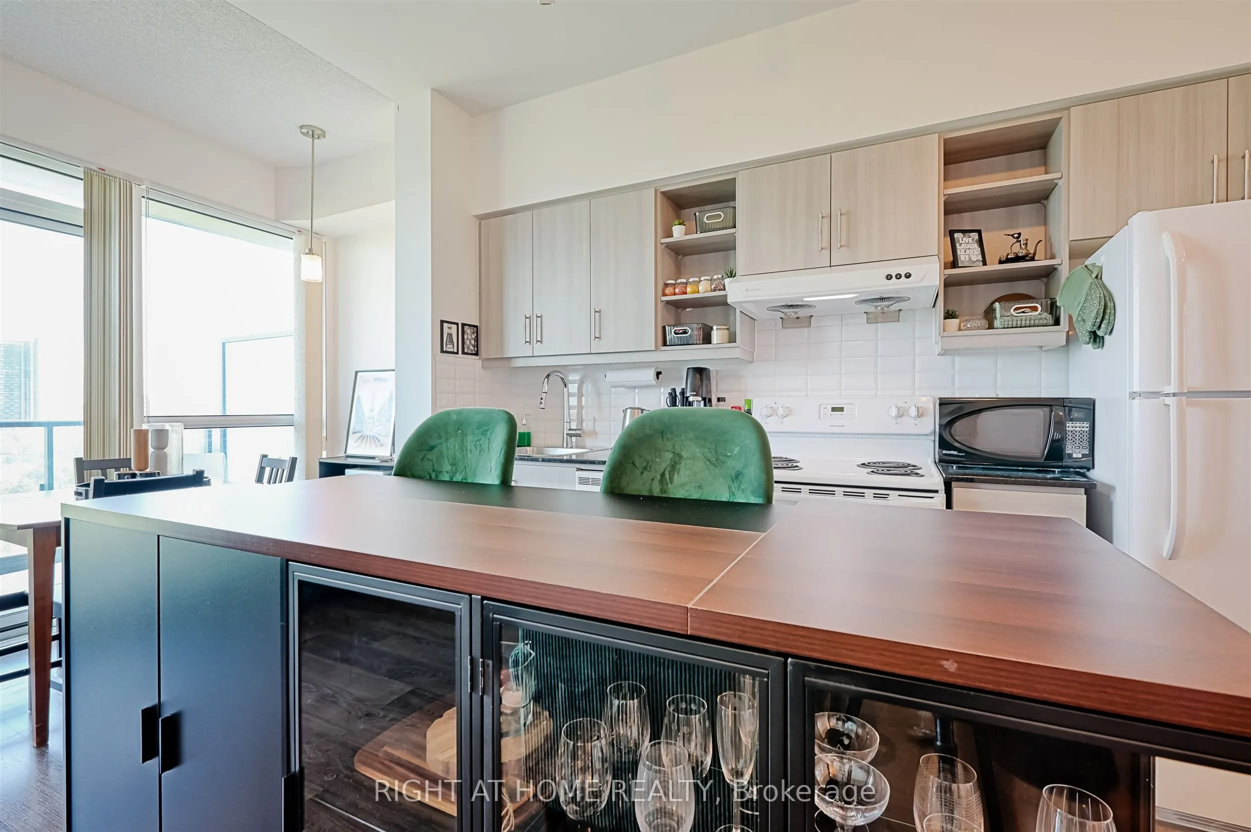 160 Vanderhoof Avenue, #1018