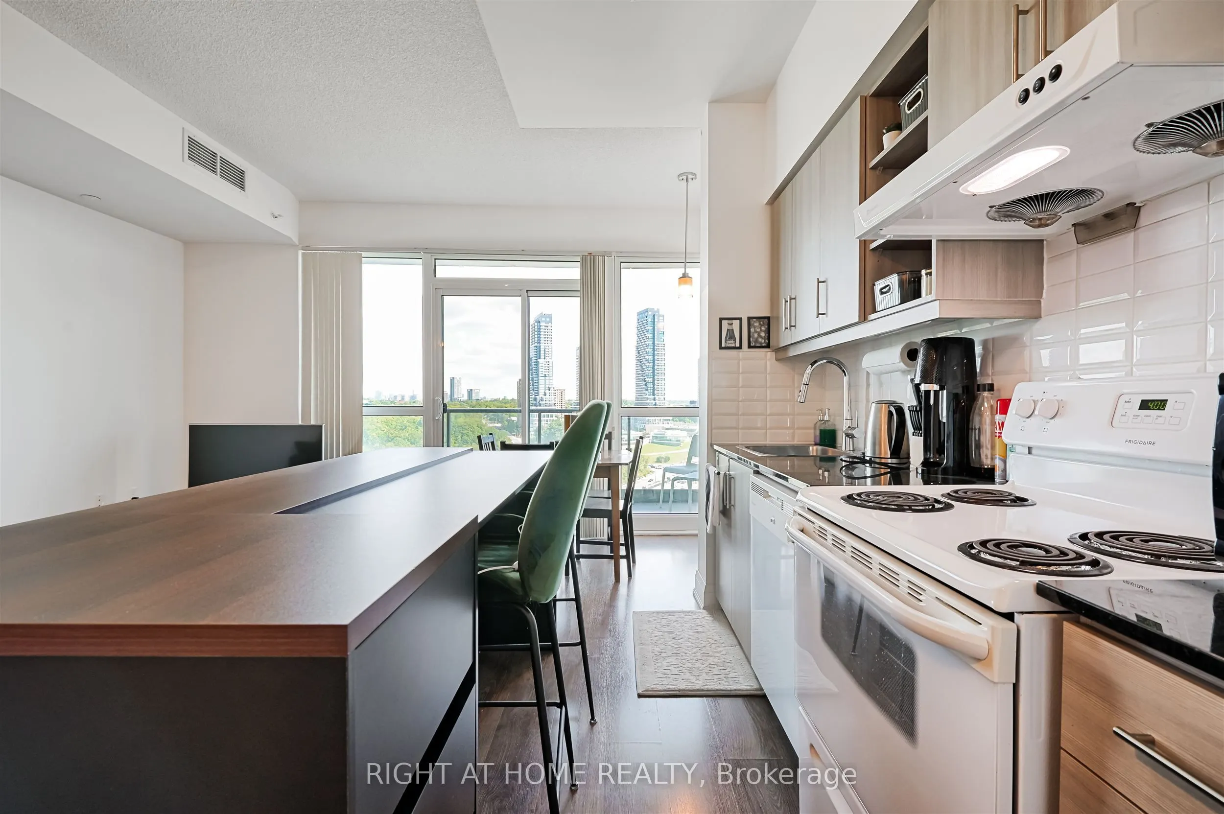 160 Vanderhoof Avenue, #1018