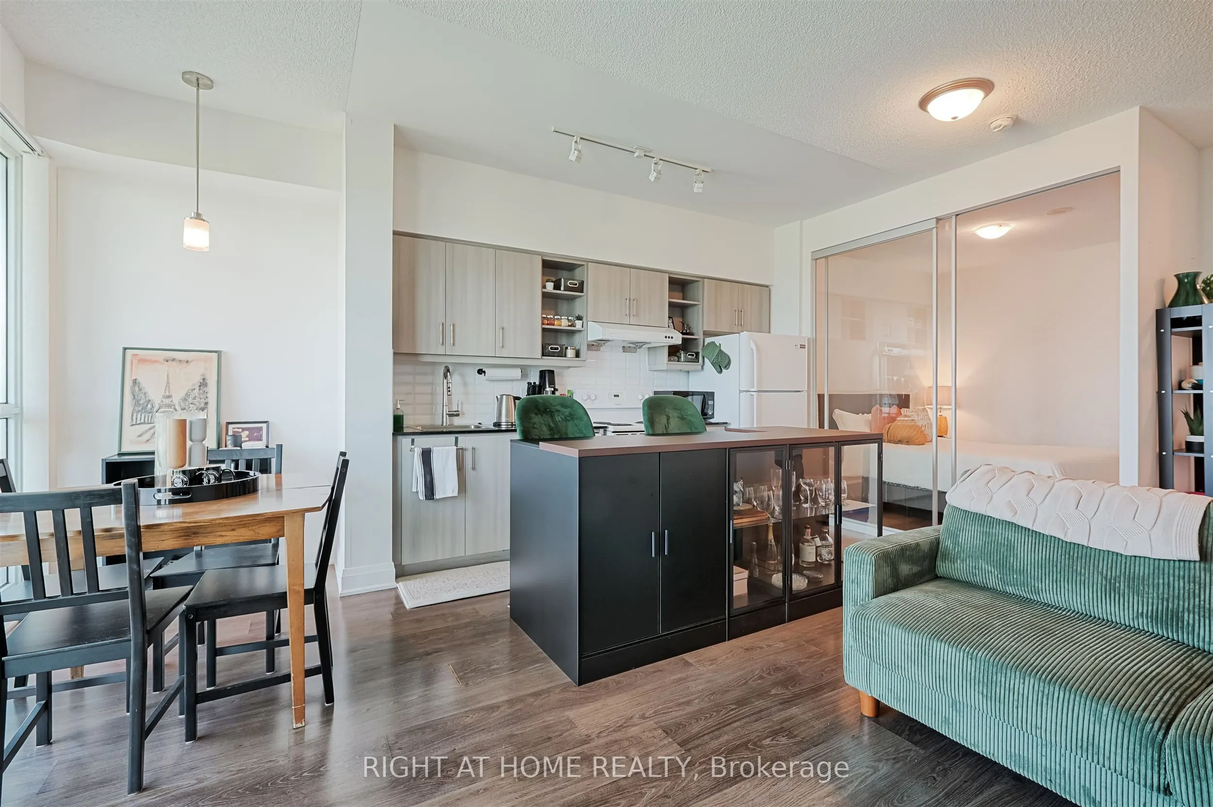 160 Vanderhoof Avenue, #1018