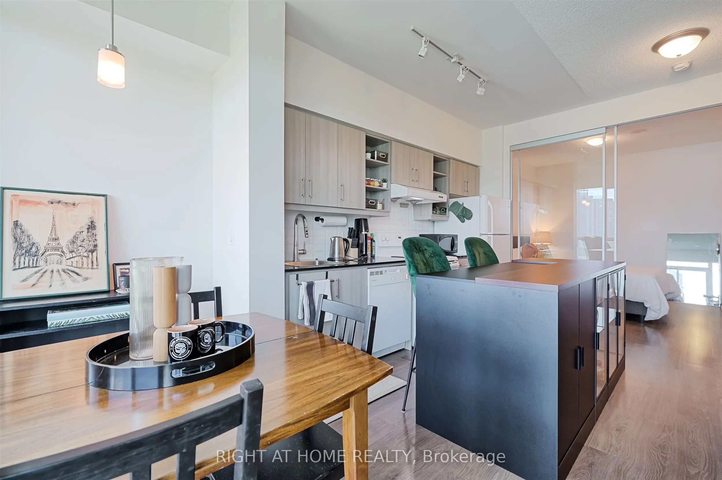 160 Vanderhoof Avenue, #1018