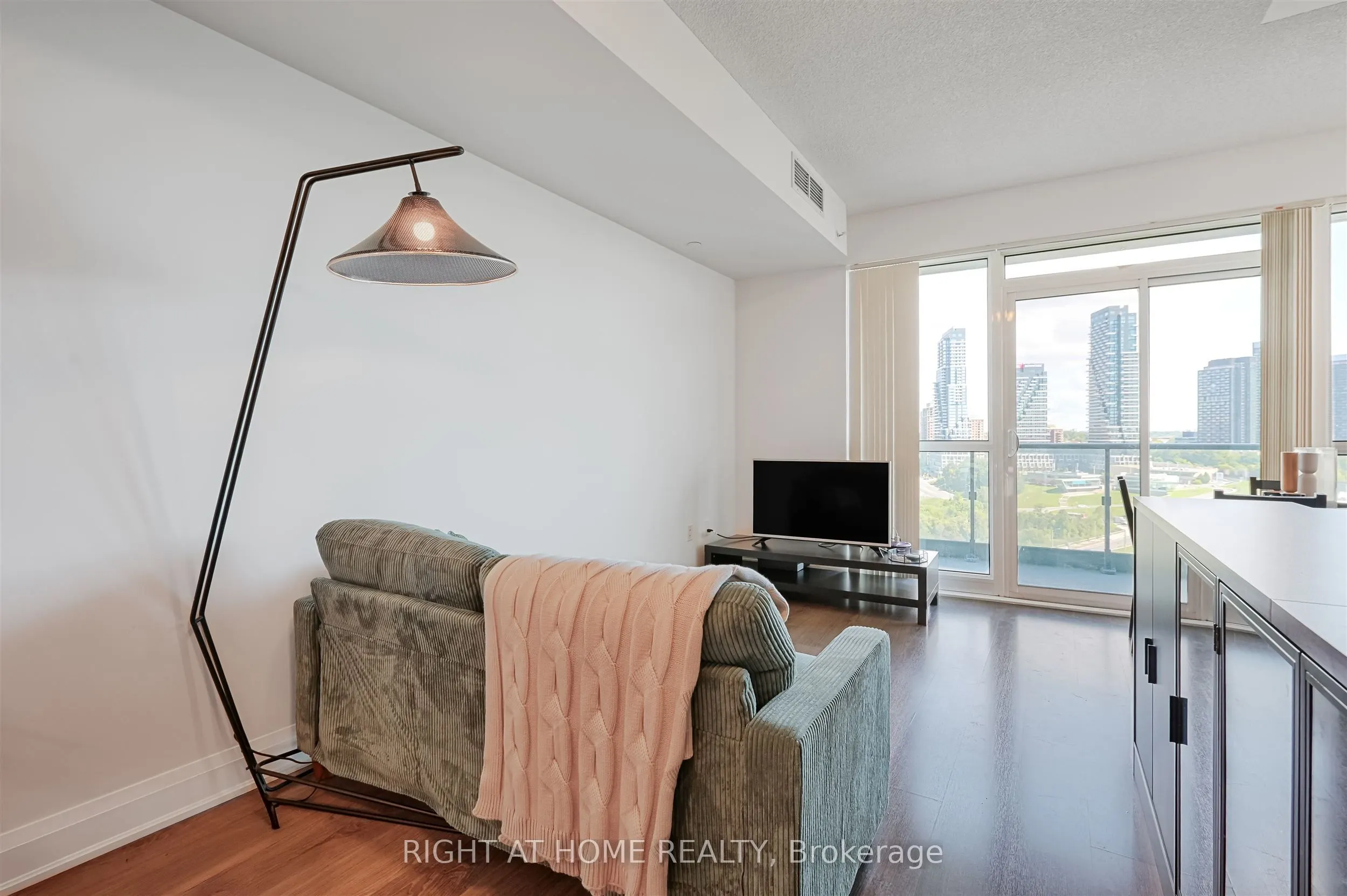 160 Vanderhoof Avenue, #1018