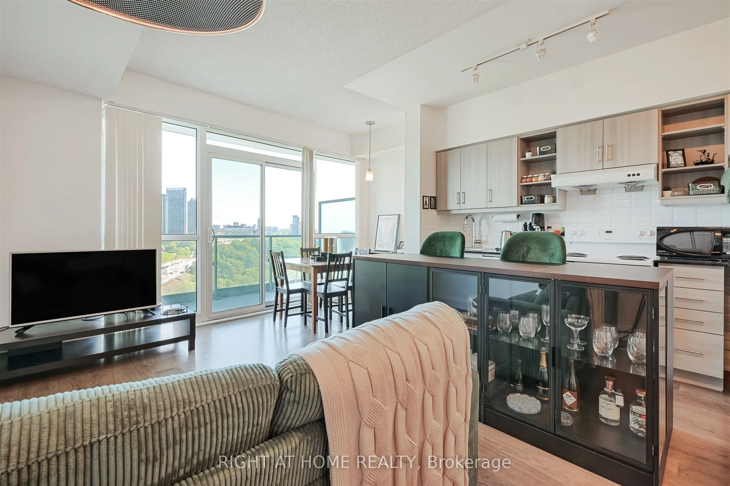160 Vanderhoof Avenue, #1018