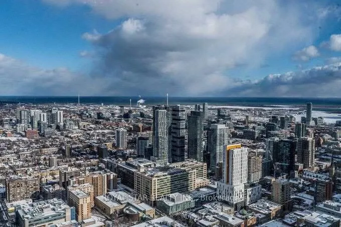 386 Yonge Street, #5704