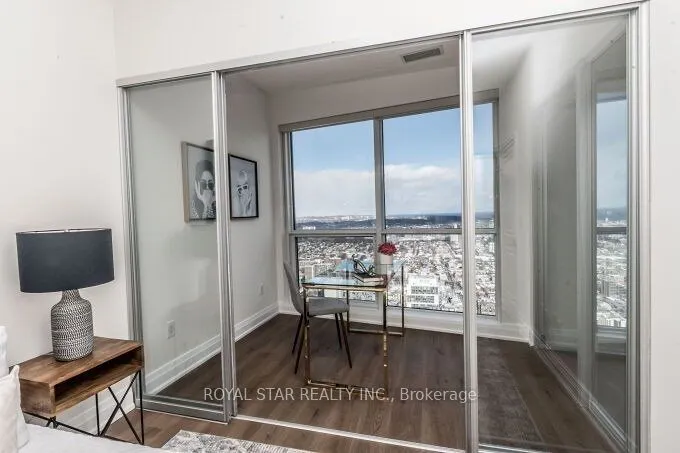 386 Yonge Street, #5704