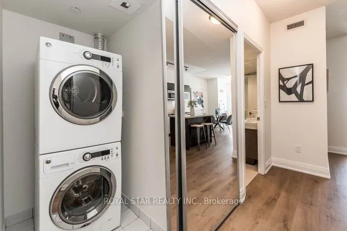 386 Yonge Street, #5704