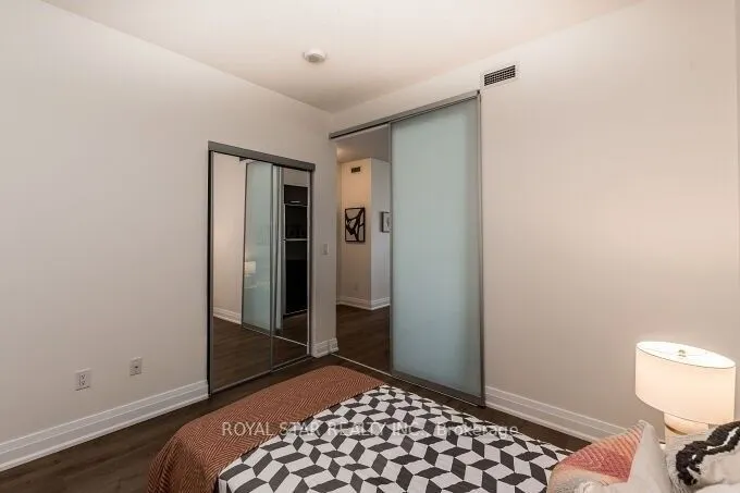 386 Yonge Street, #5704