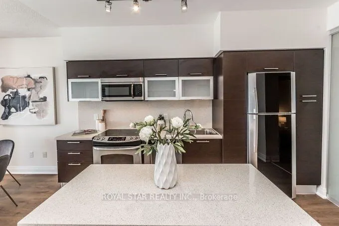 386 Yonge Street, #5704