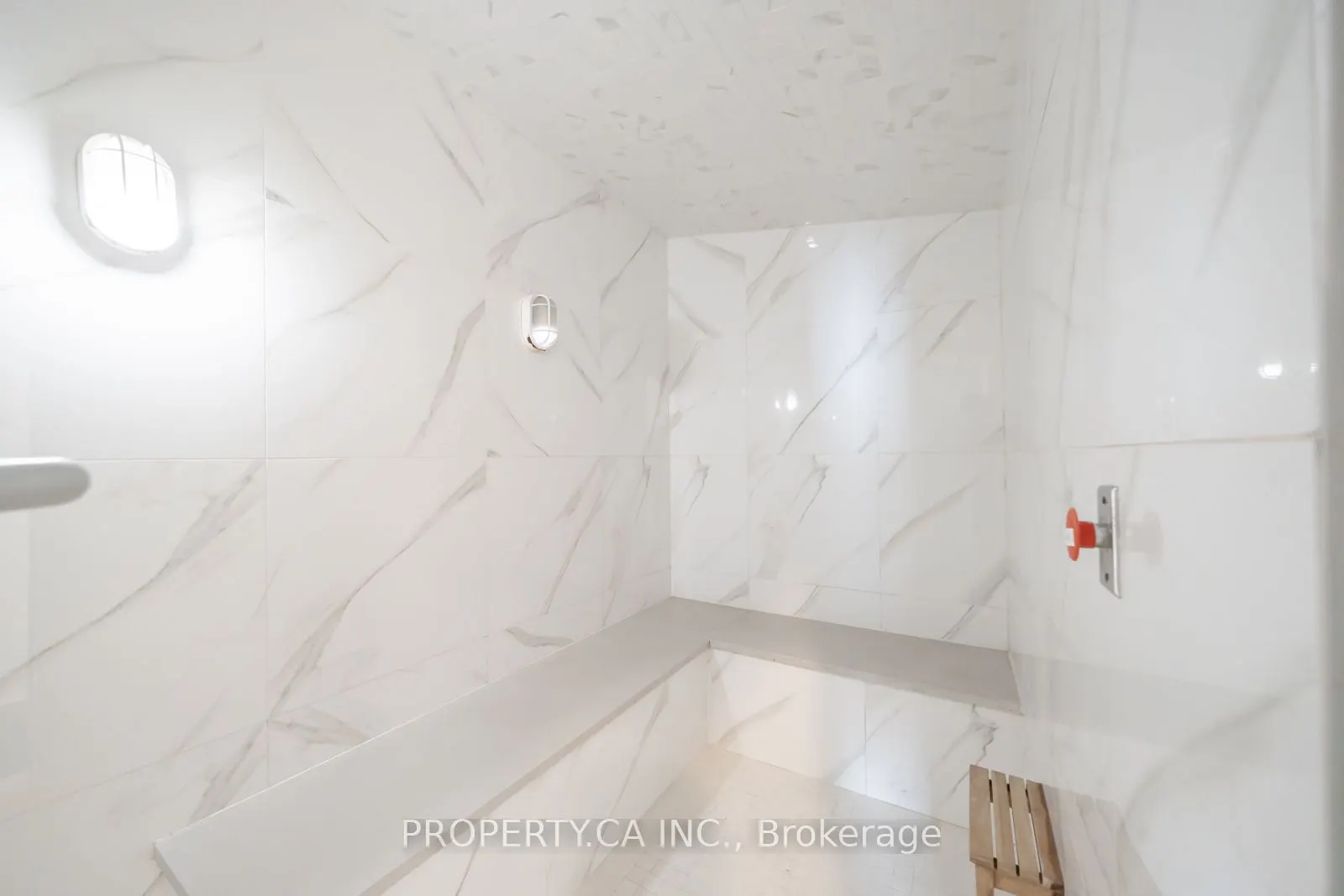 126 Simcoe Street, #708