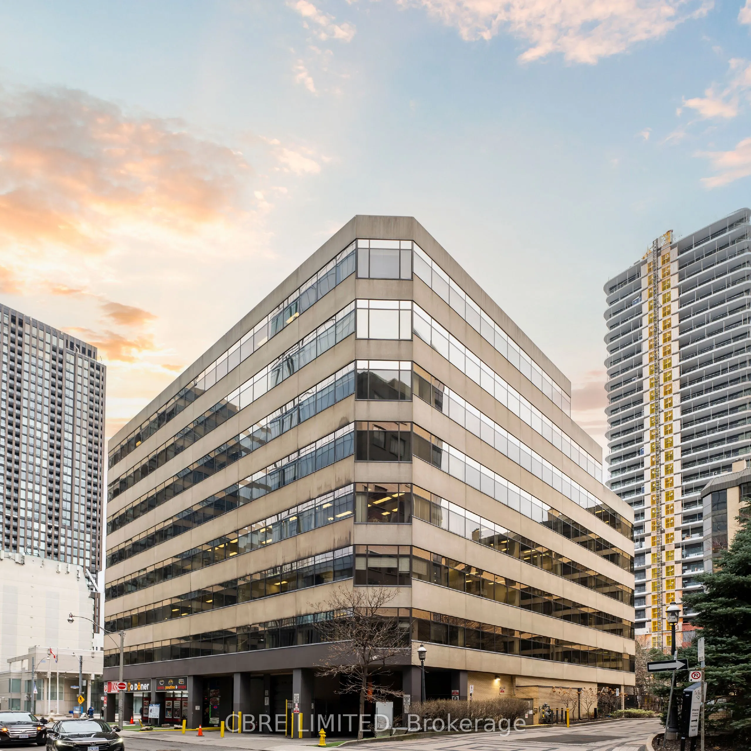 250 Dundas Street W, #800