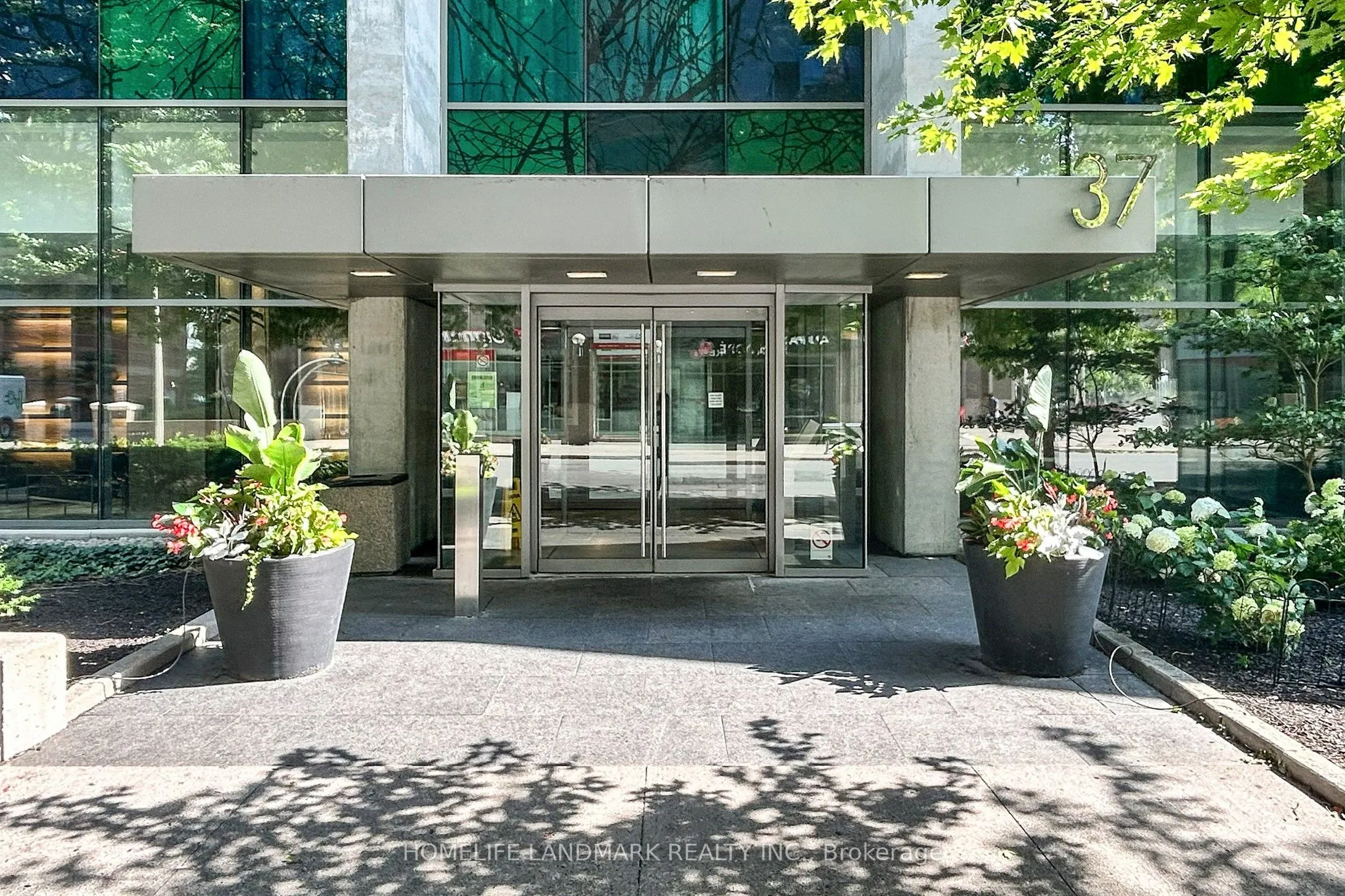 37 Grosvenor Street, #2401