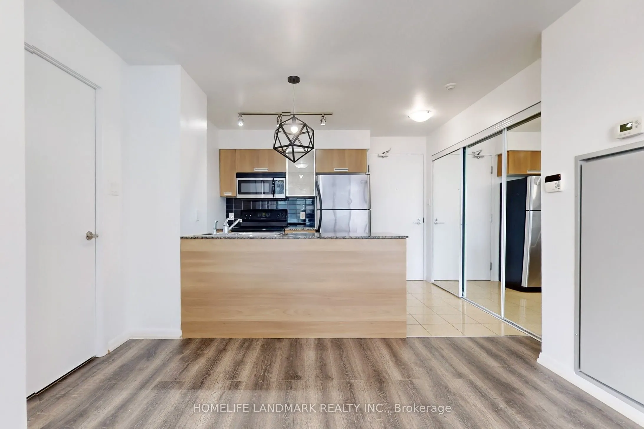 37 Grosvenor Street, #2401