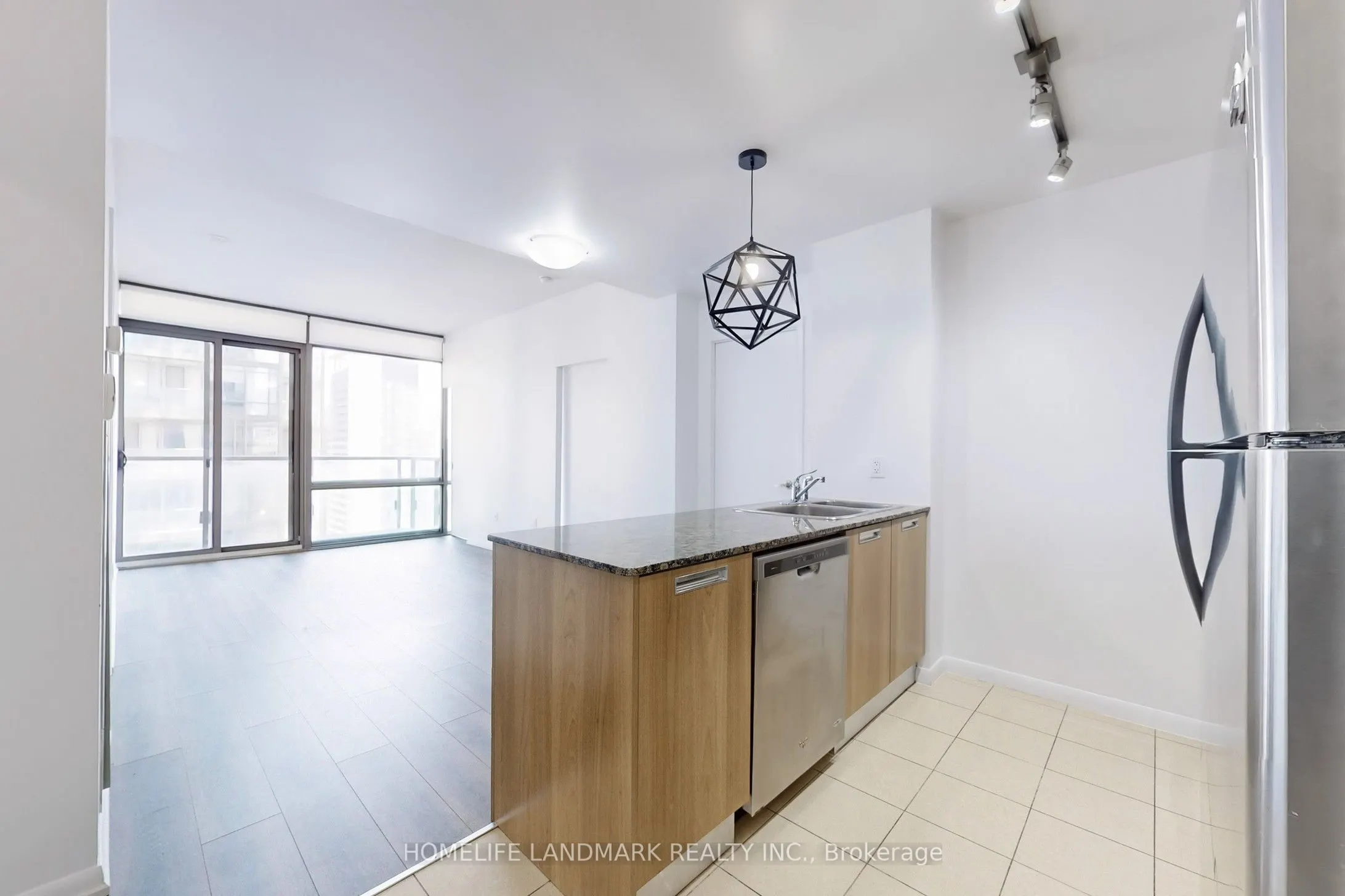 37 Grosvenor Street, #2401