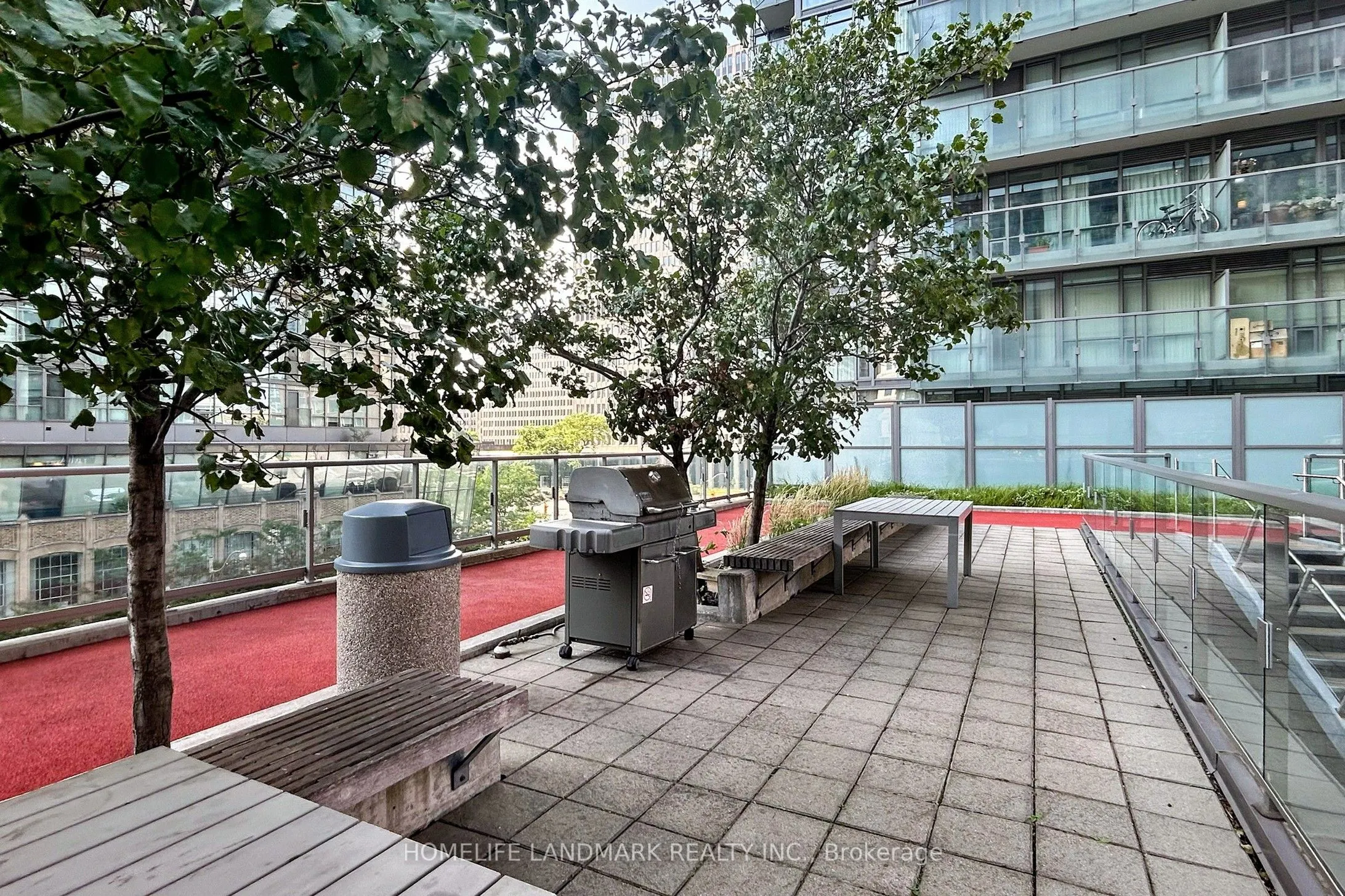 37 Grosvenor Street, #2401