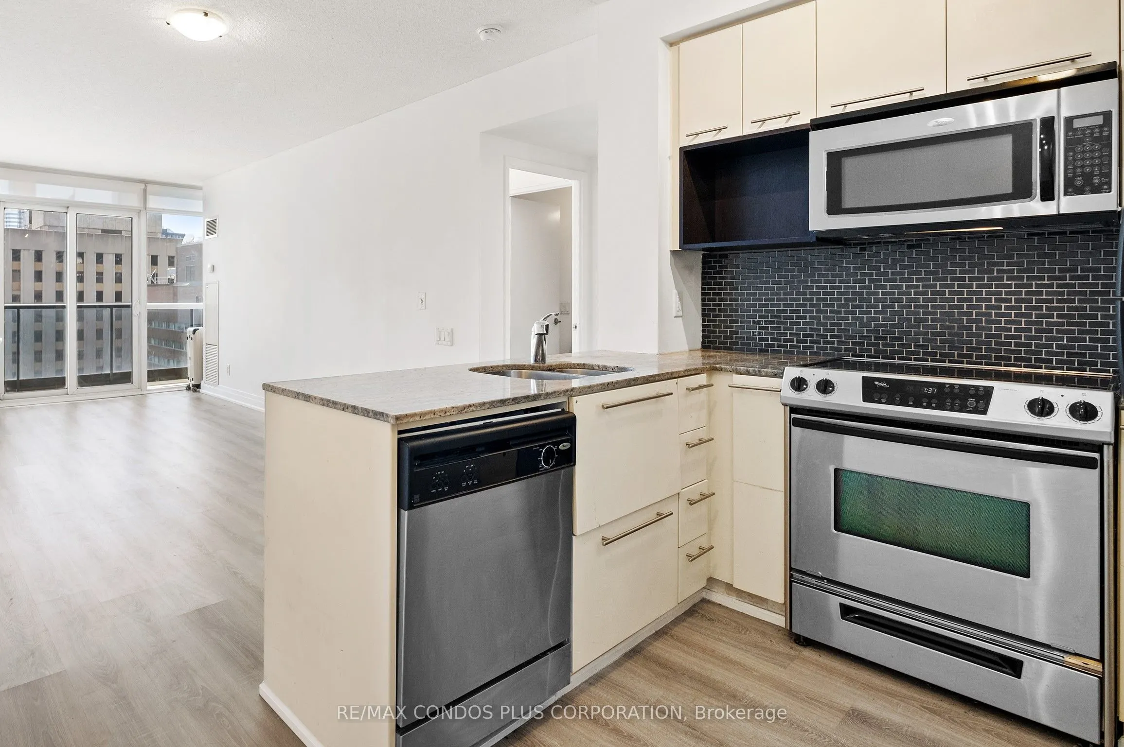 21 Carlton Street, #2010
