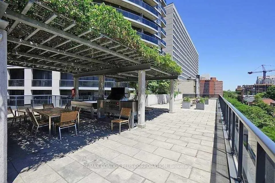 21 Carlton Street, #2010