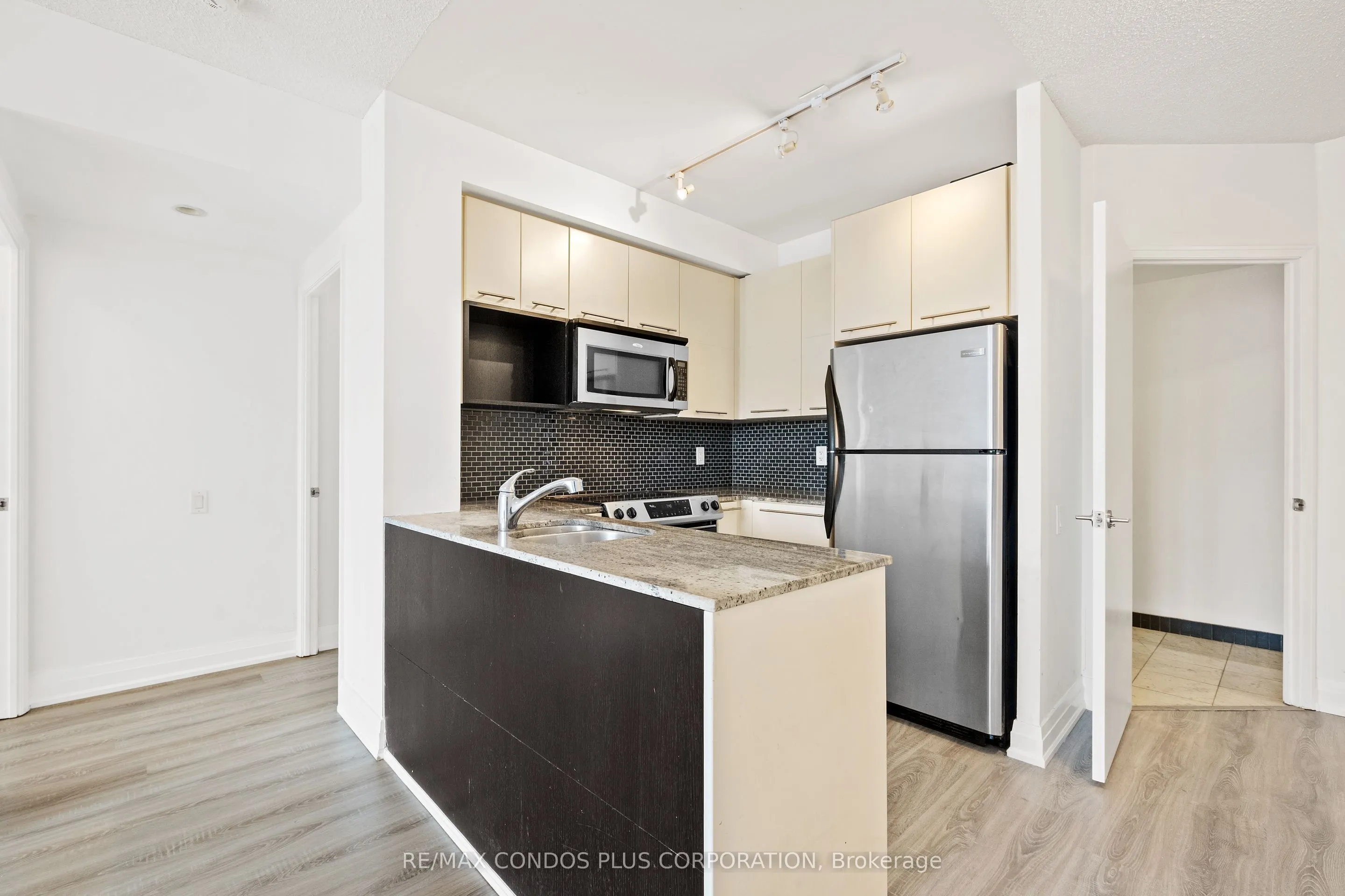 21 Carlton Street, #2010