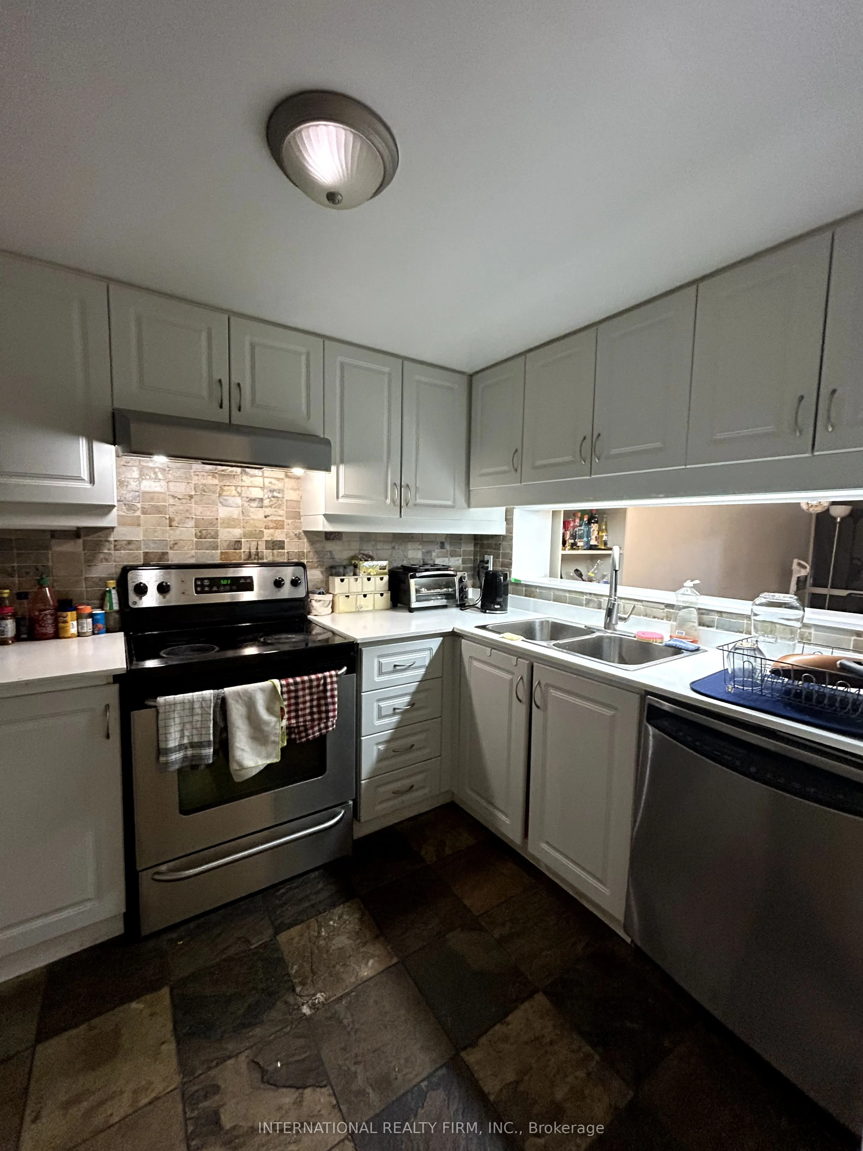 711 Bay Street, #716