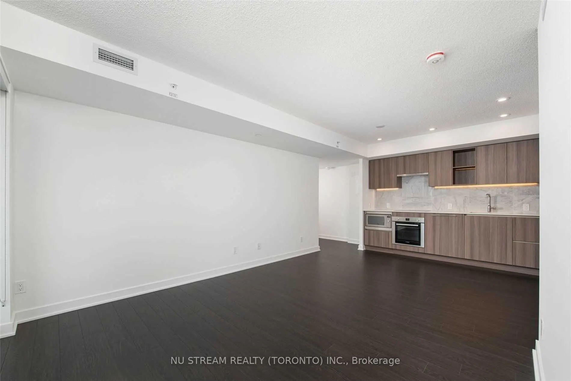 19 Bathurst Street W, #603