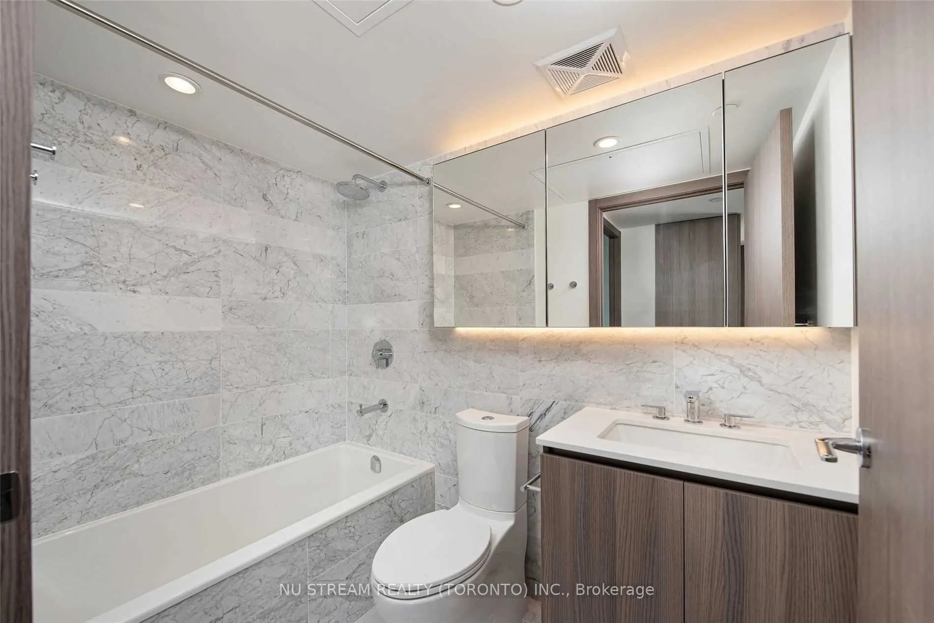 19 Bathurst Street W, #603