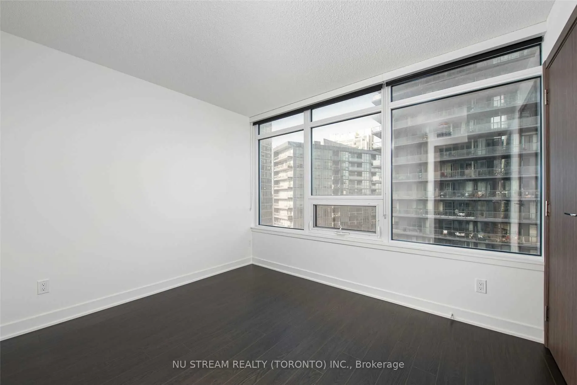 19 Bathurst Street W, #603