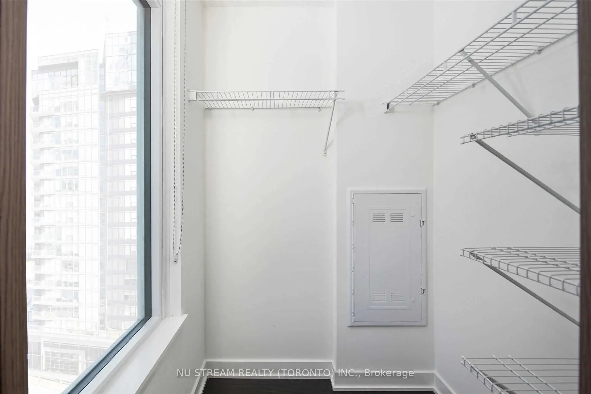 19 Bathurst Street W, #603