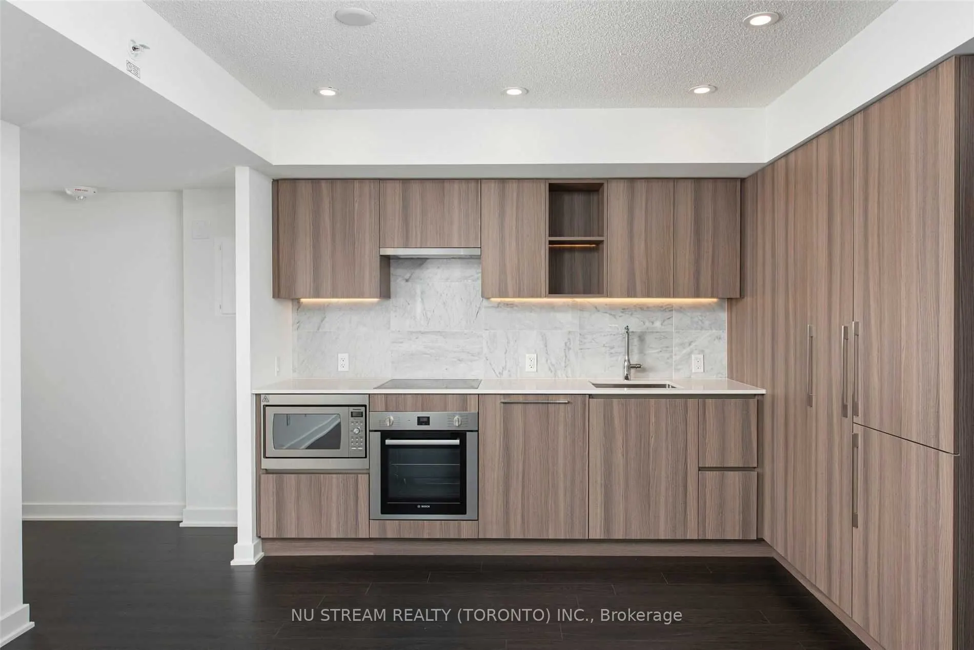 19 Bathurst Street W, #603
