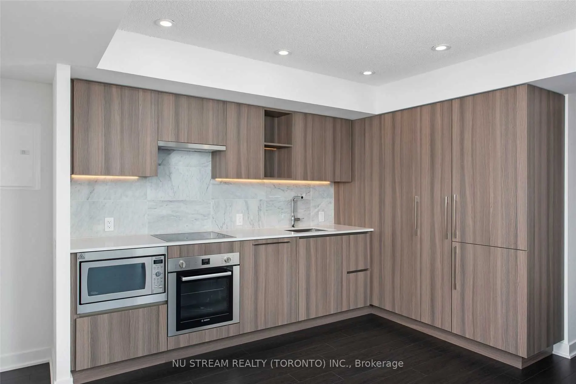 19 Bathurst Street W, #603