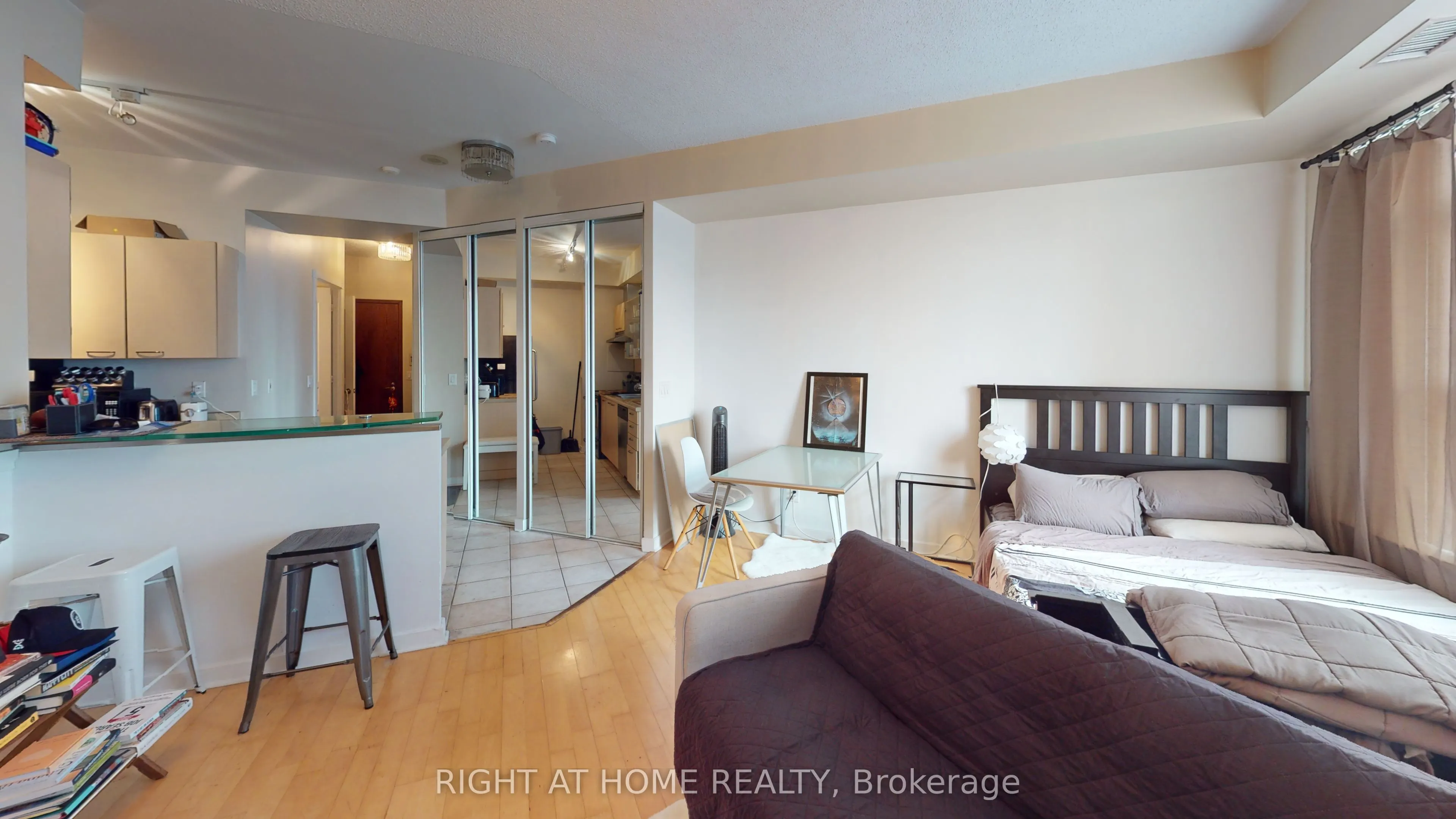 438 Richmond Street W, #908