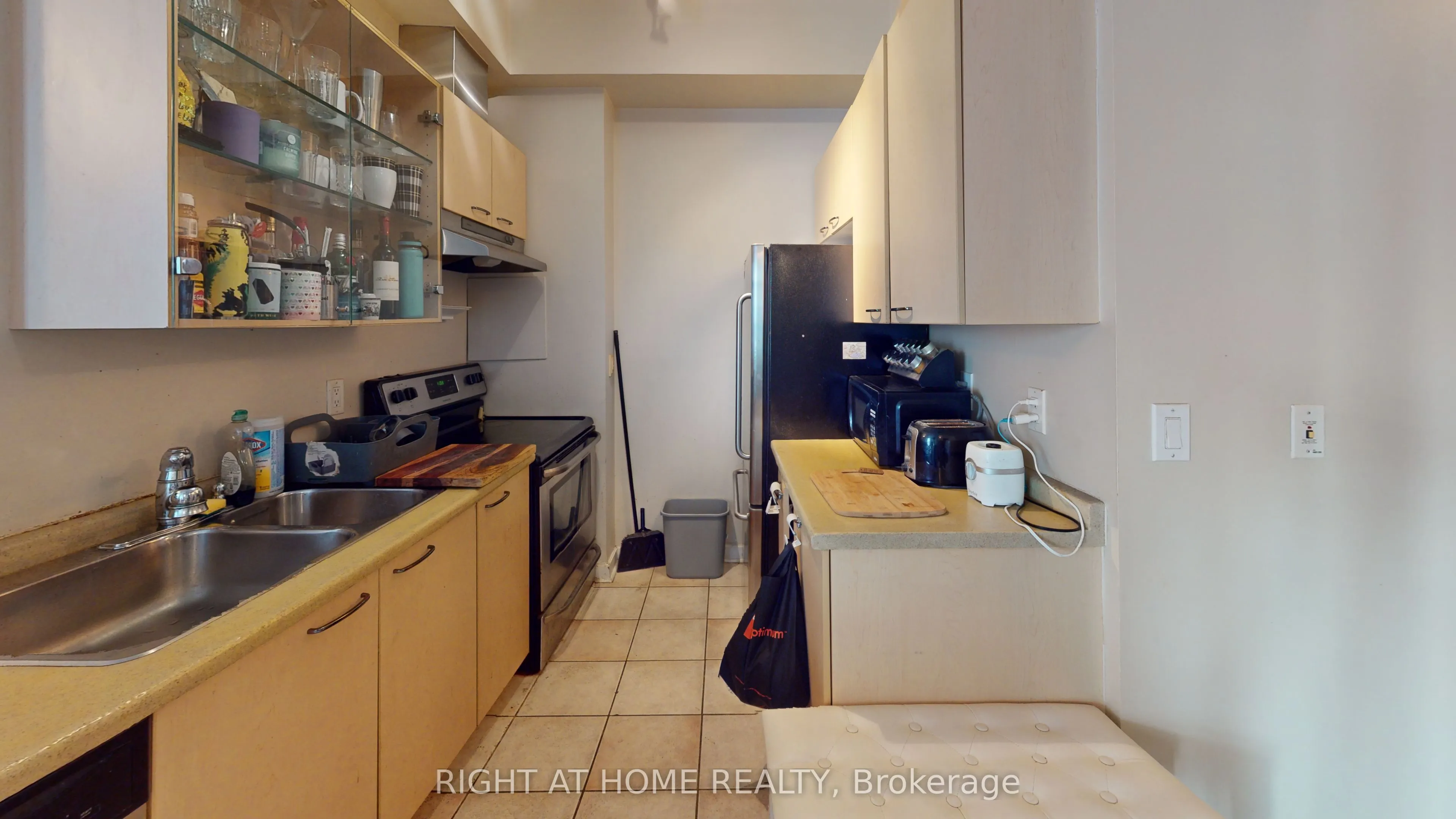 438 Richmond Street W, #908