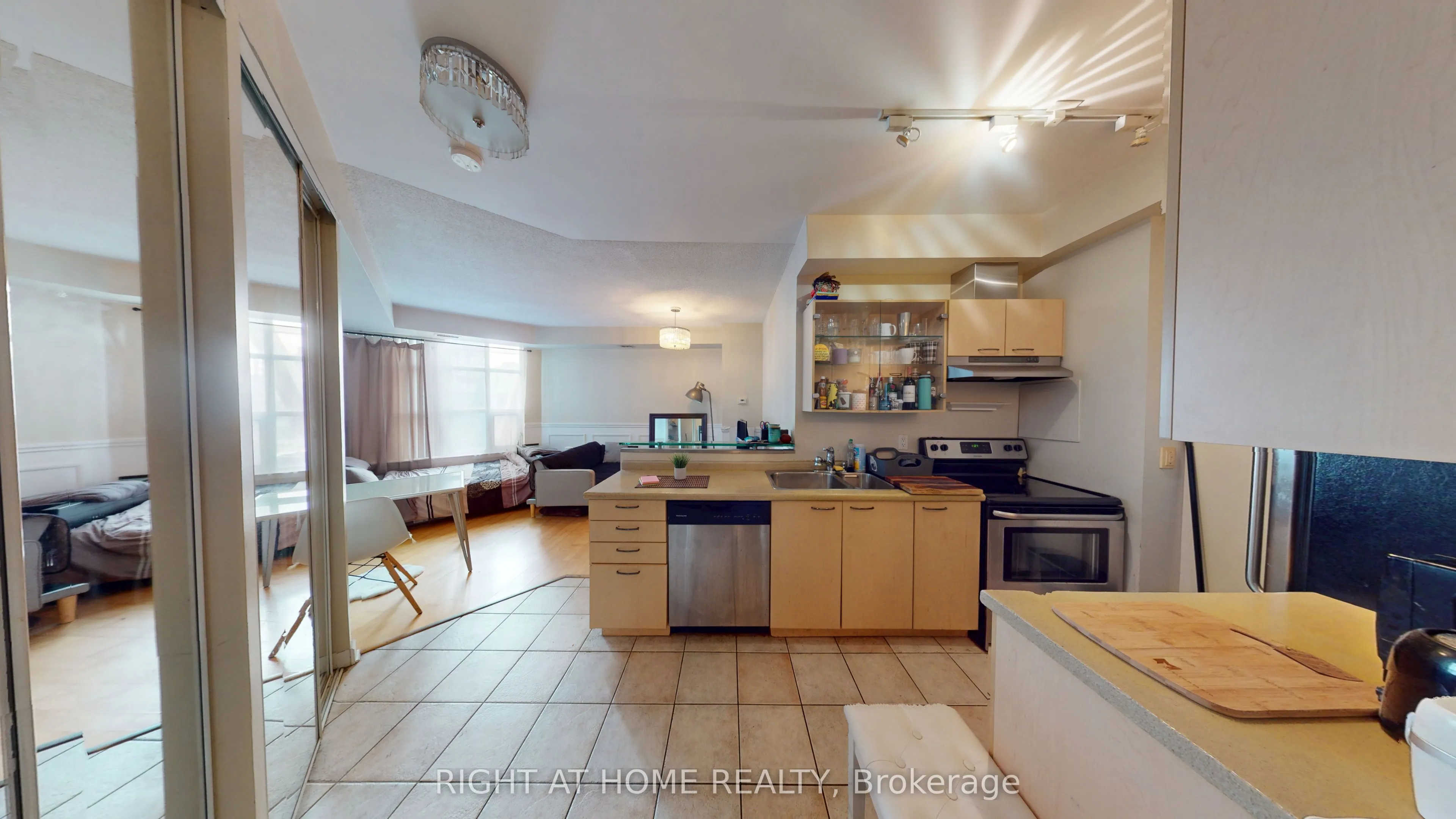 438 Richmond Street W, #908