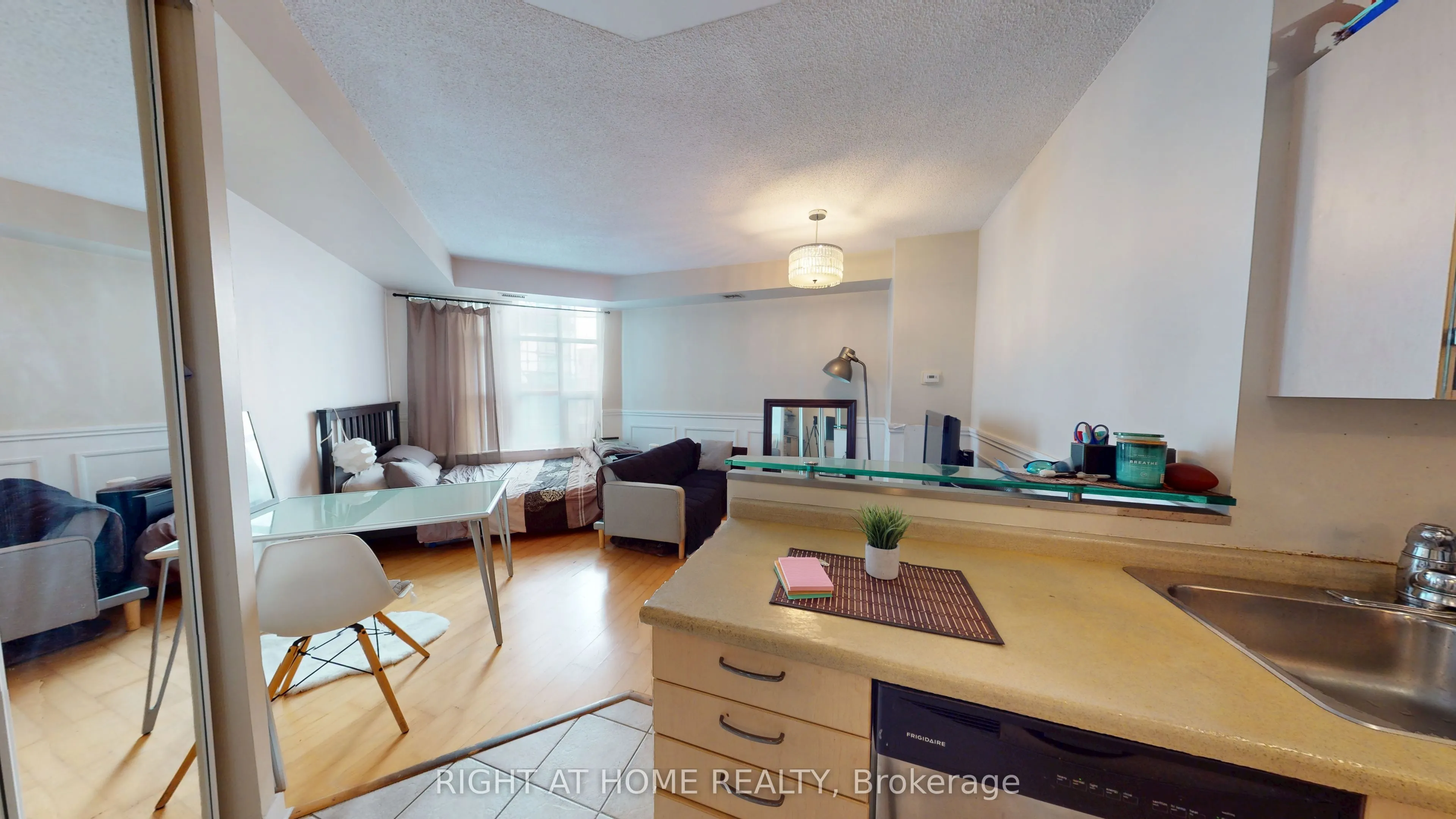 438 Richmond Street W, #908