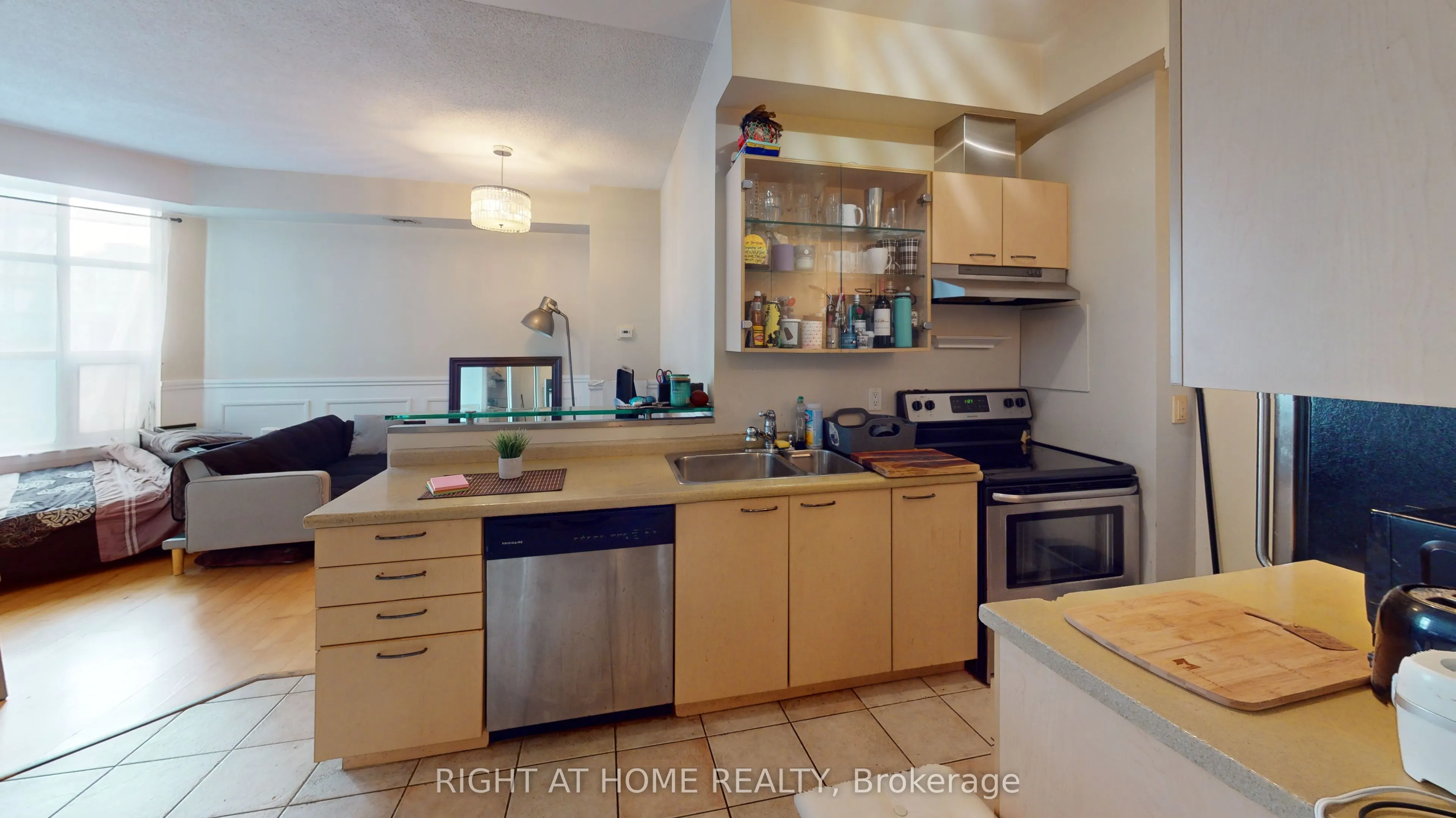438 Richmond Street W, #908