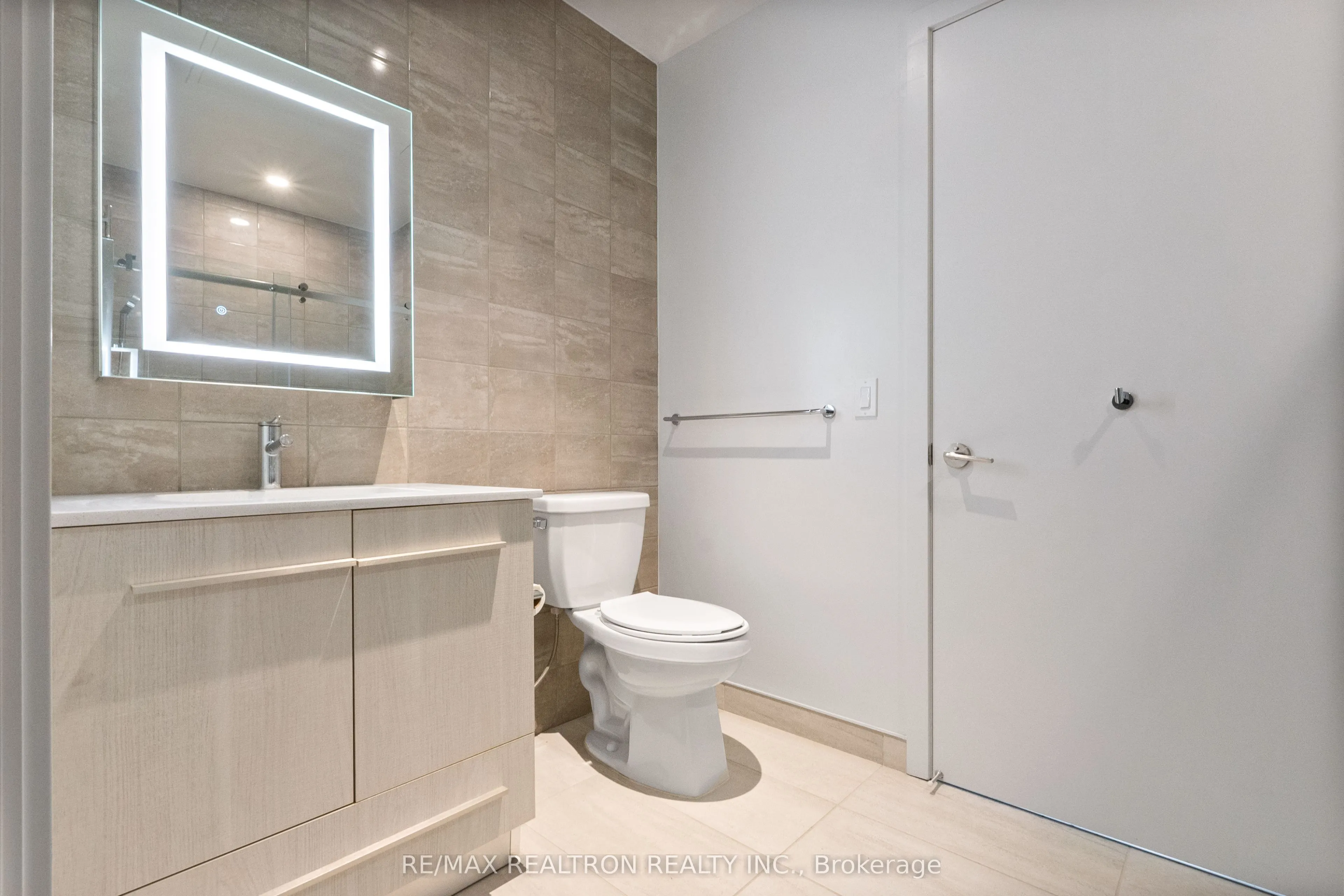 8 Cumberland Street, #2704