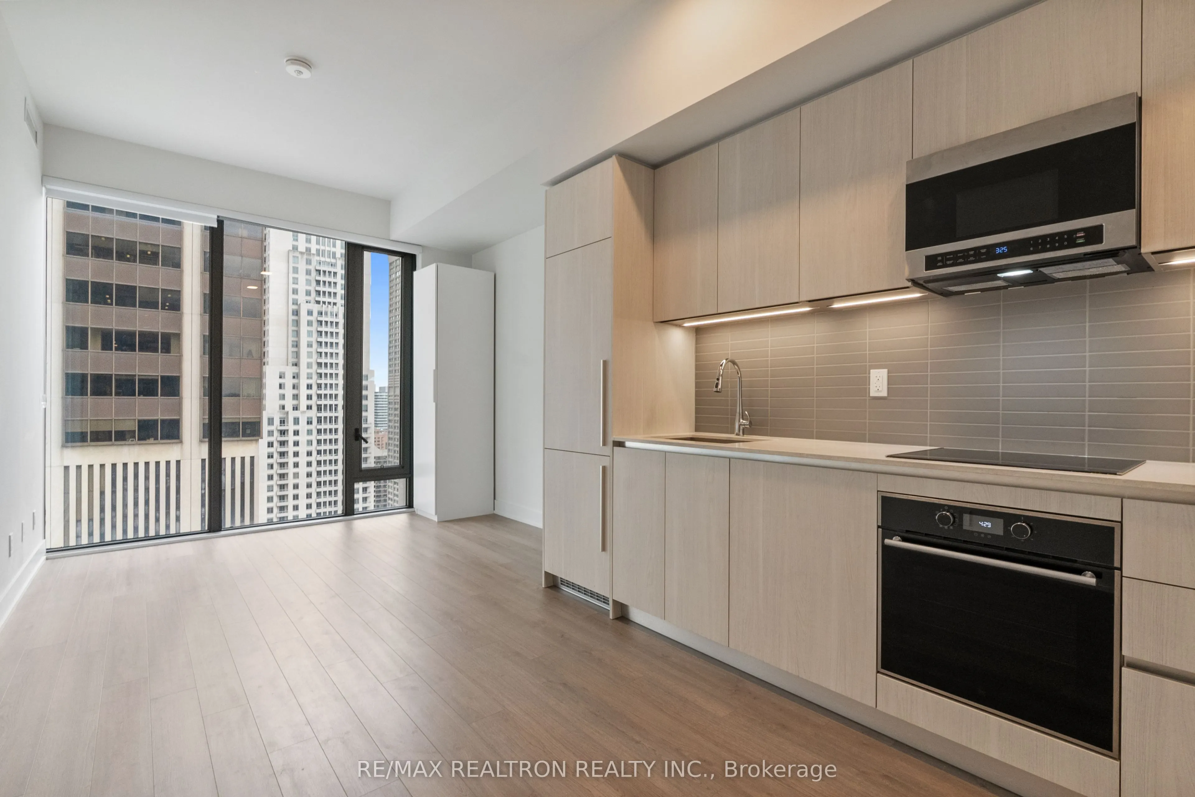 8 Cumberland Street, #2704