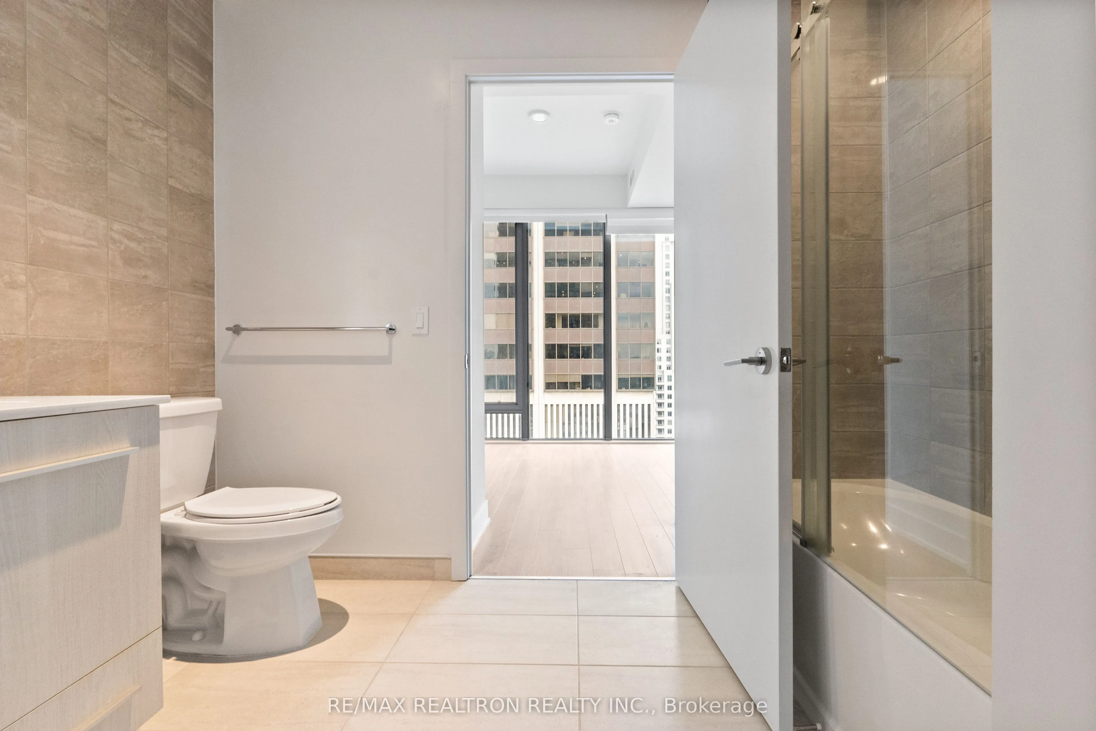 8 Cumberland Street, #2704