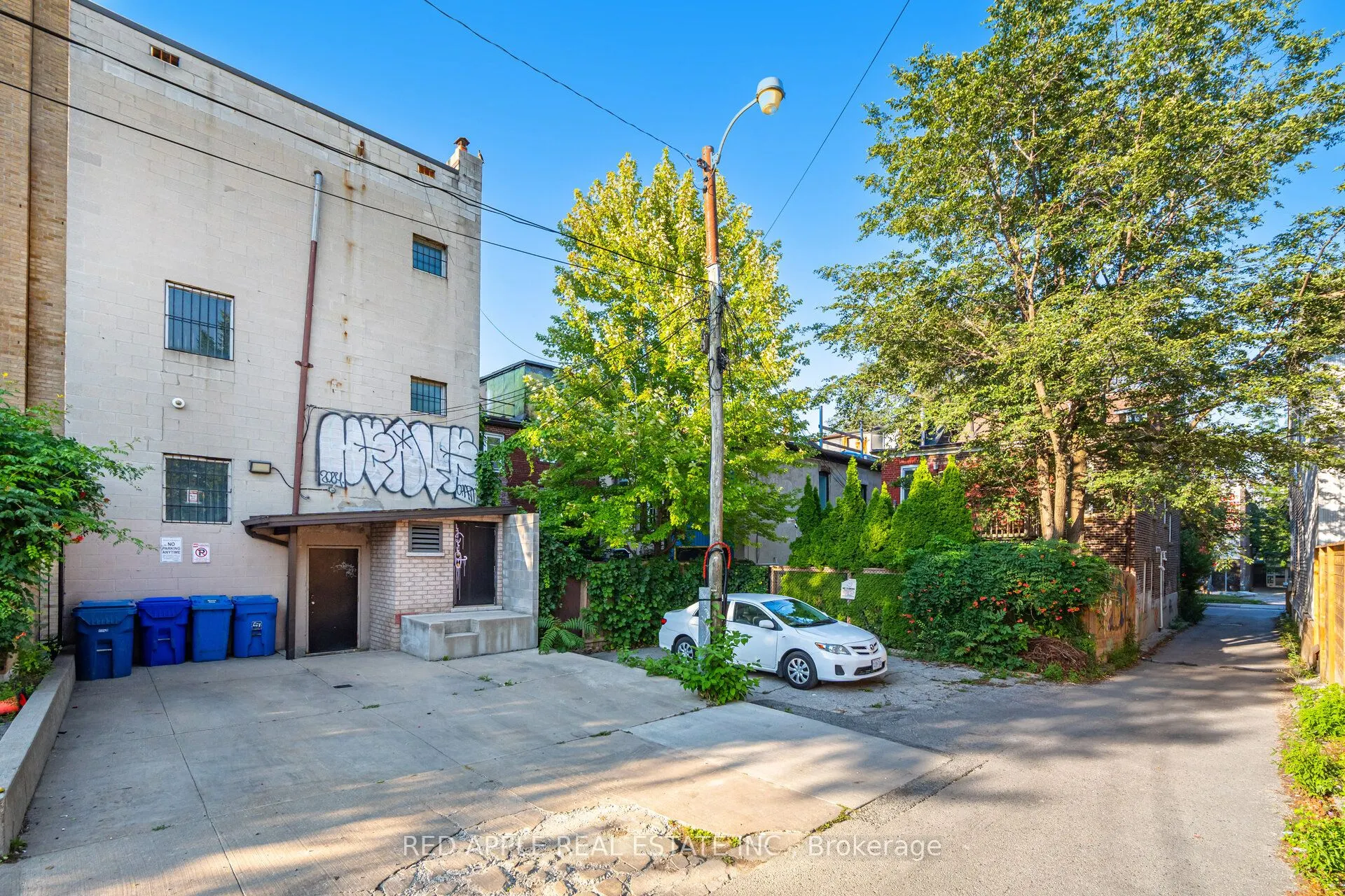 799 Bloor Street W