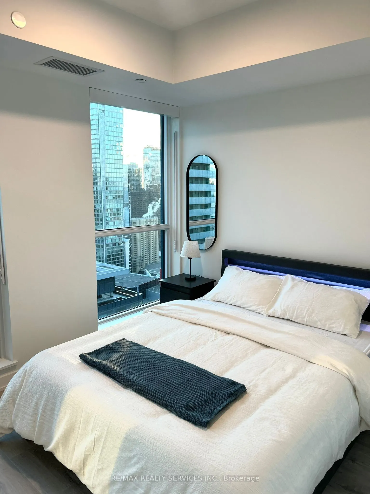 327 King Street W, #4106