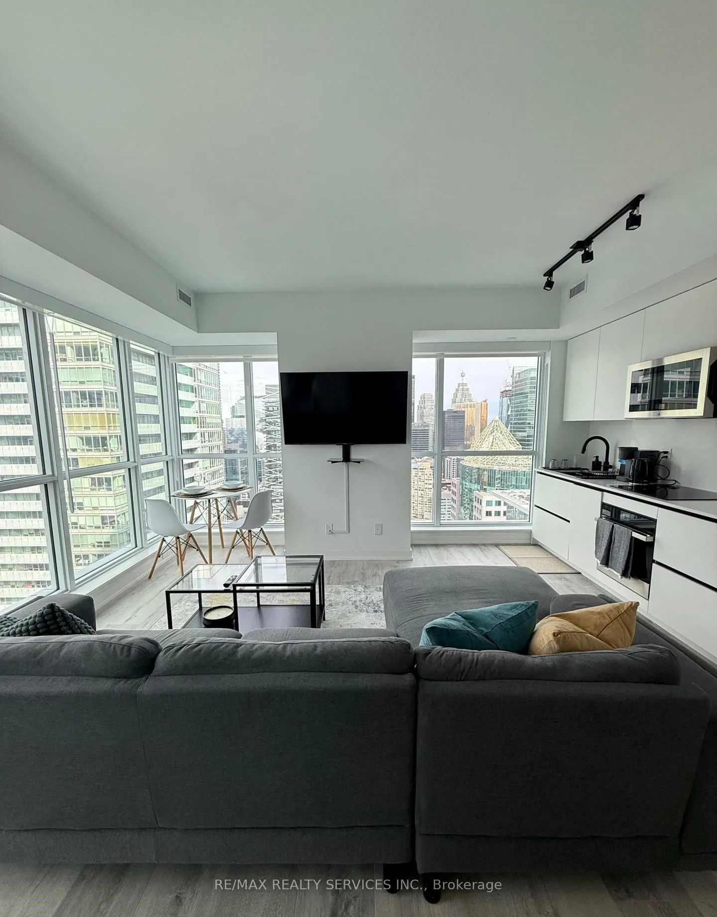327 King Street W, #4106