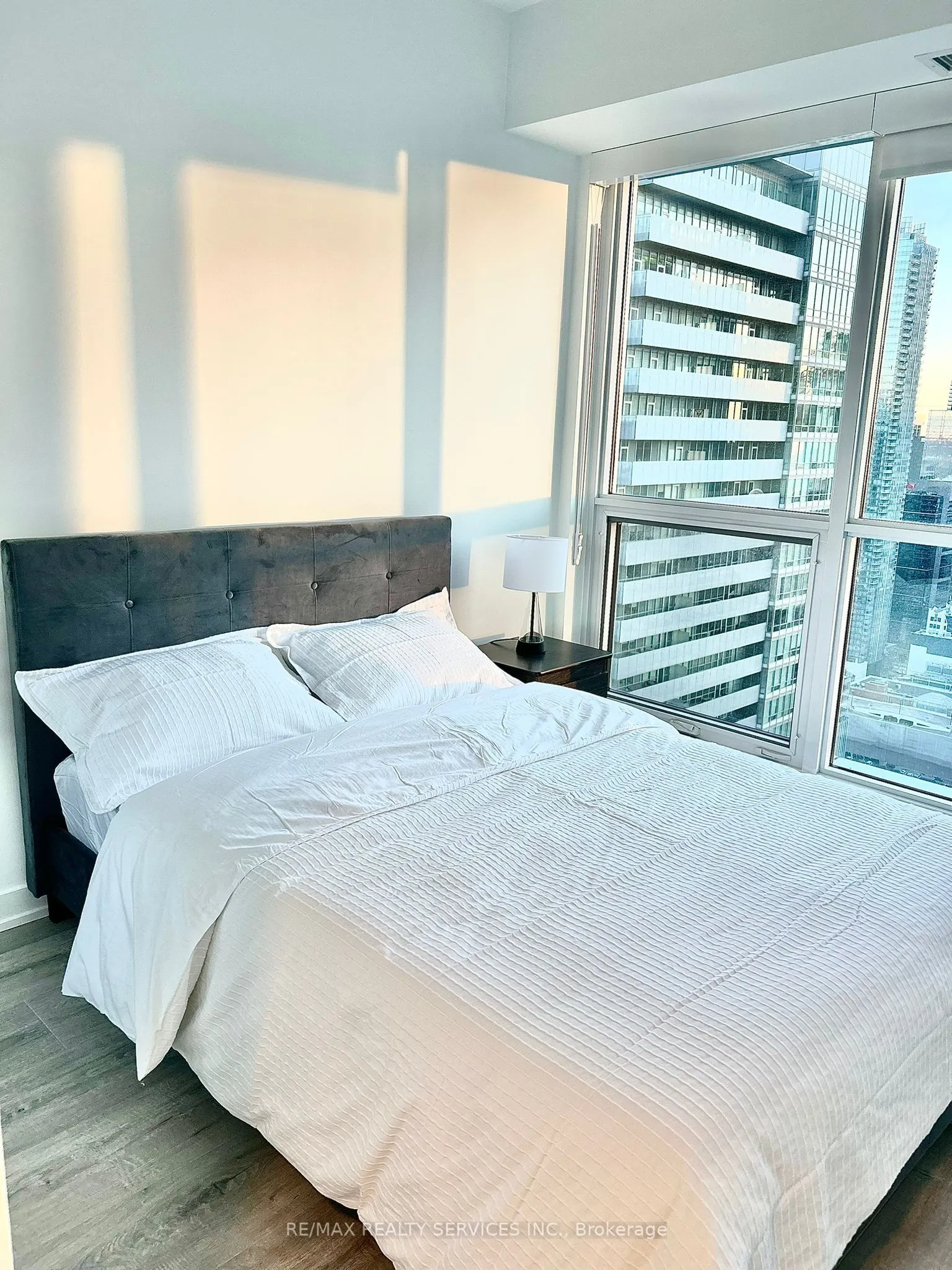 327 King Street W, #4106