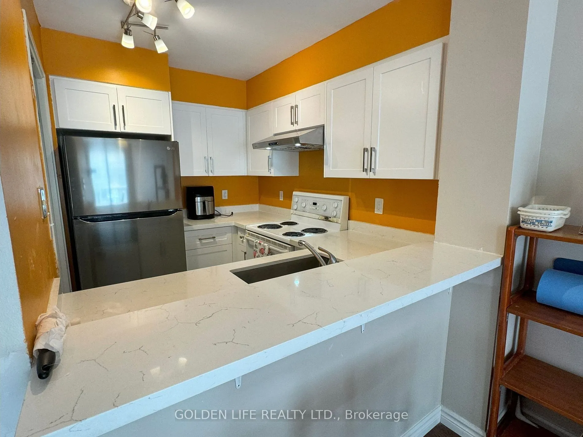 7 Carlton Street, #1010