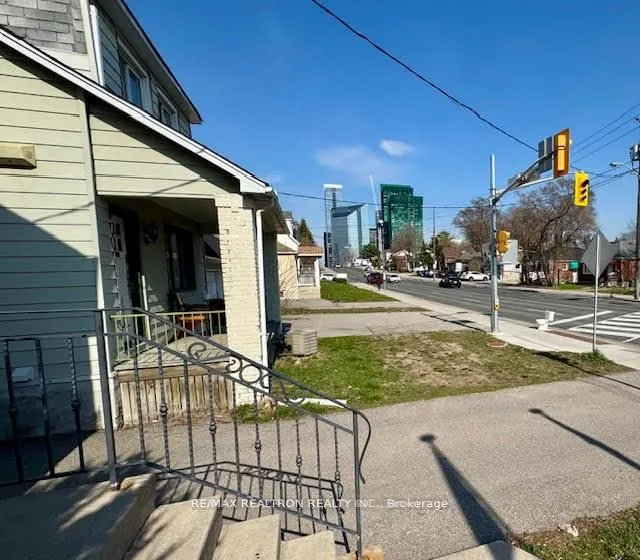 156 Sheppard Avenue W