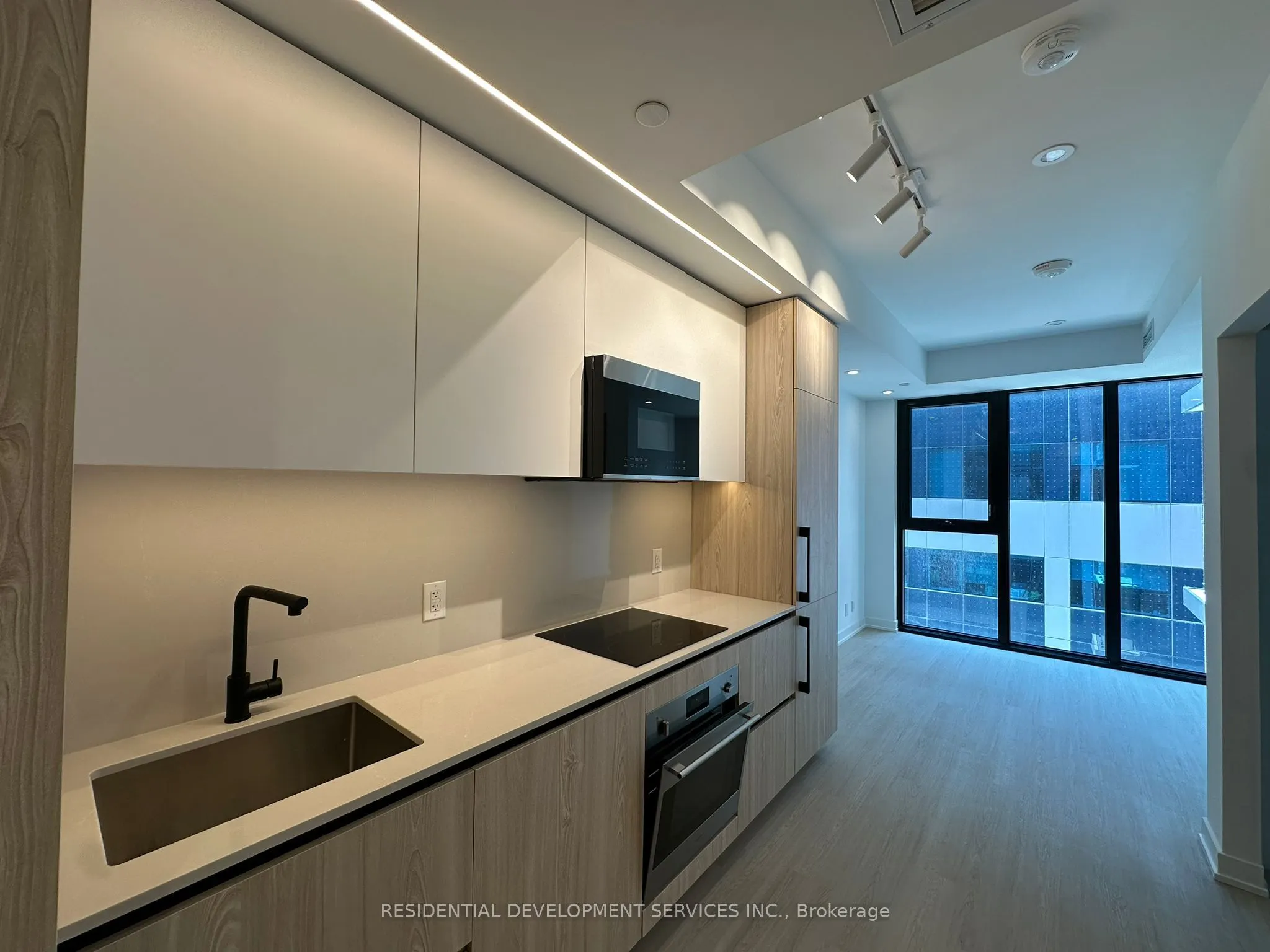 699 Sheppard Avenue E, #516
