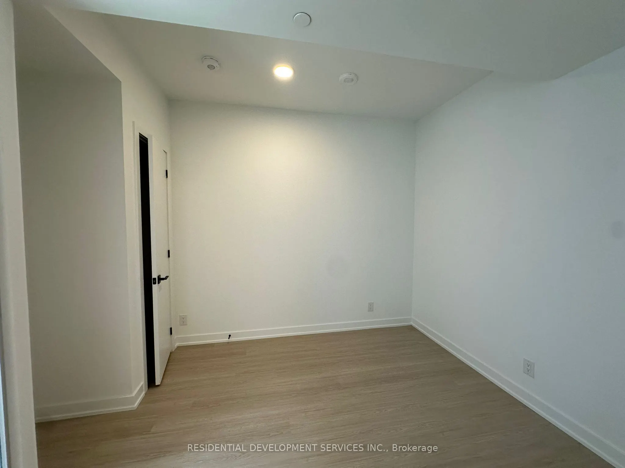699 Sheppard Avenue E, #516