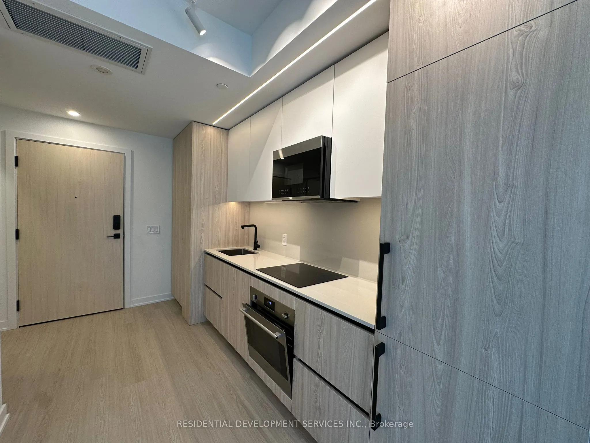 699 Sheppard Avenue E, #516